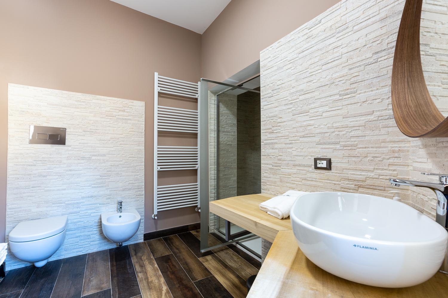 Deluxe Double Room with Balcony - Photo 16