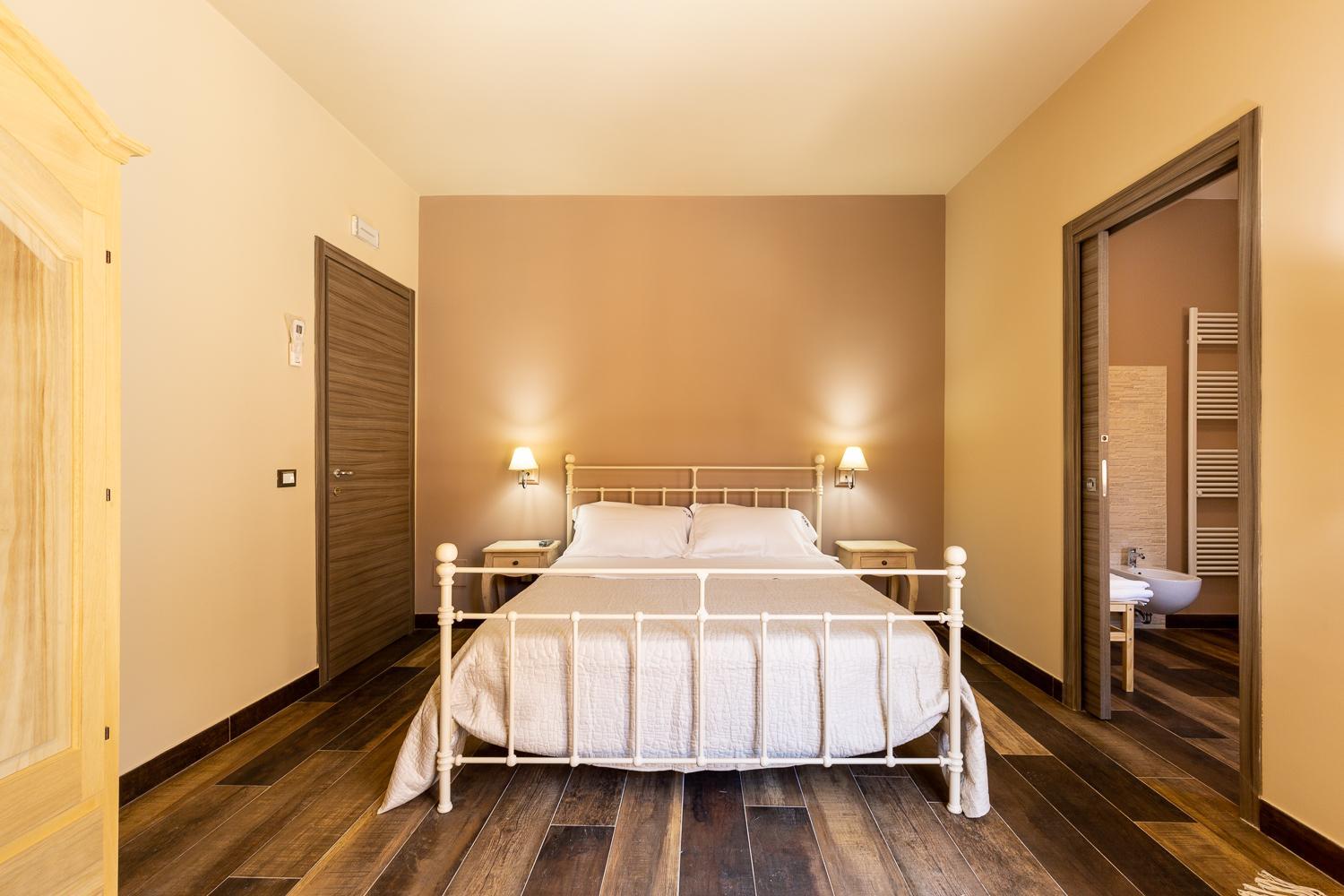 Deluxe Double Room with Balcony - Photo 11