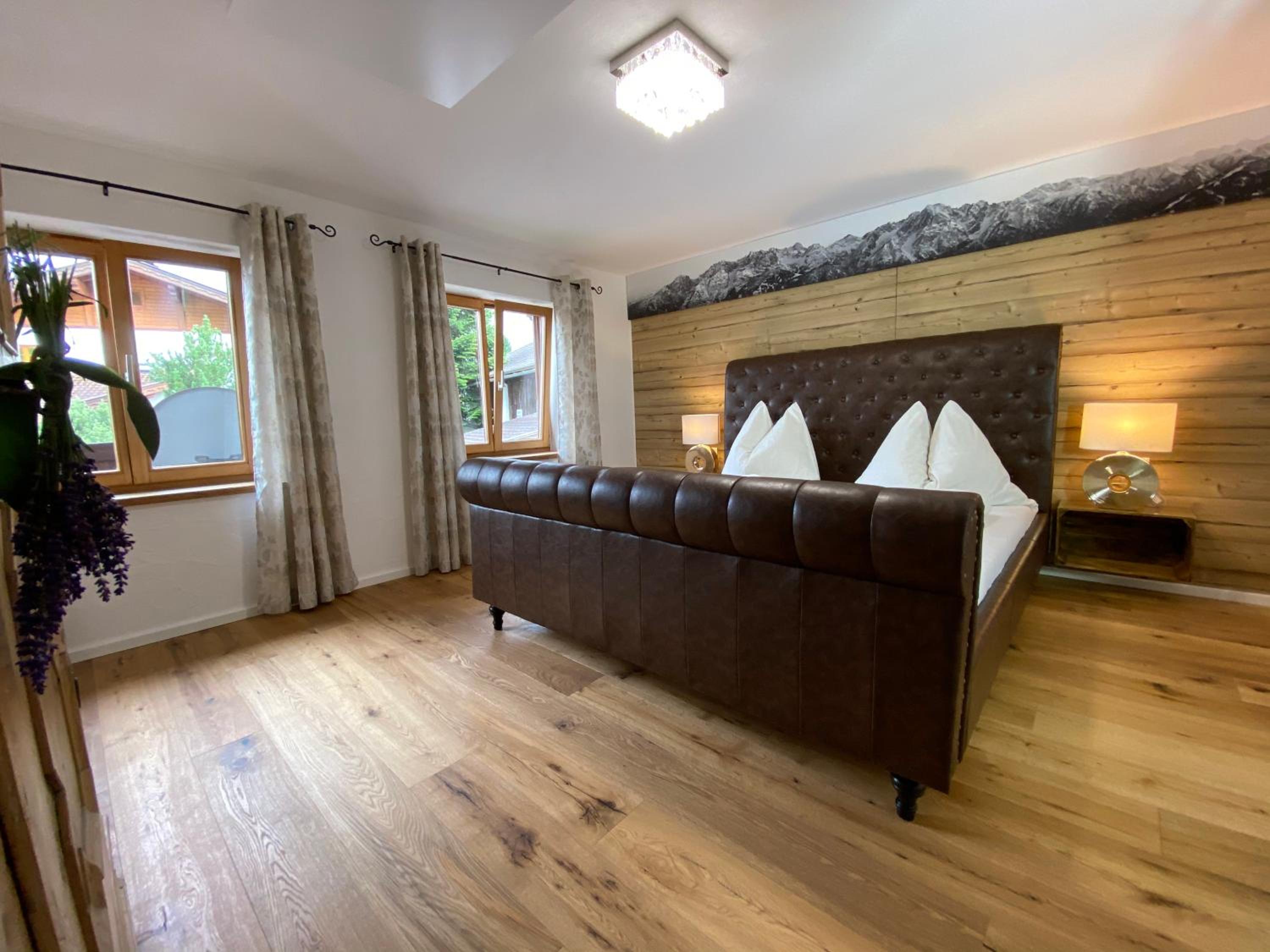 Apartment with Mountain View
