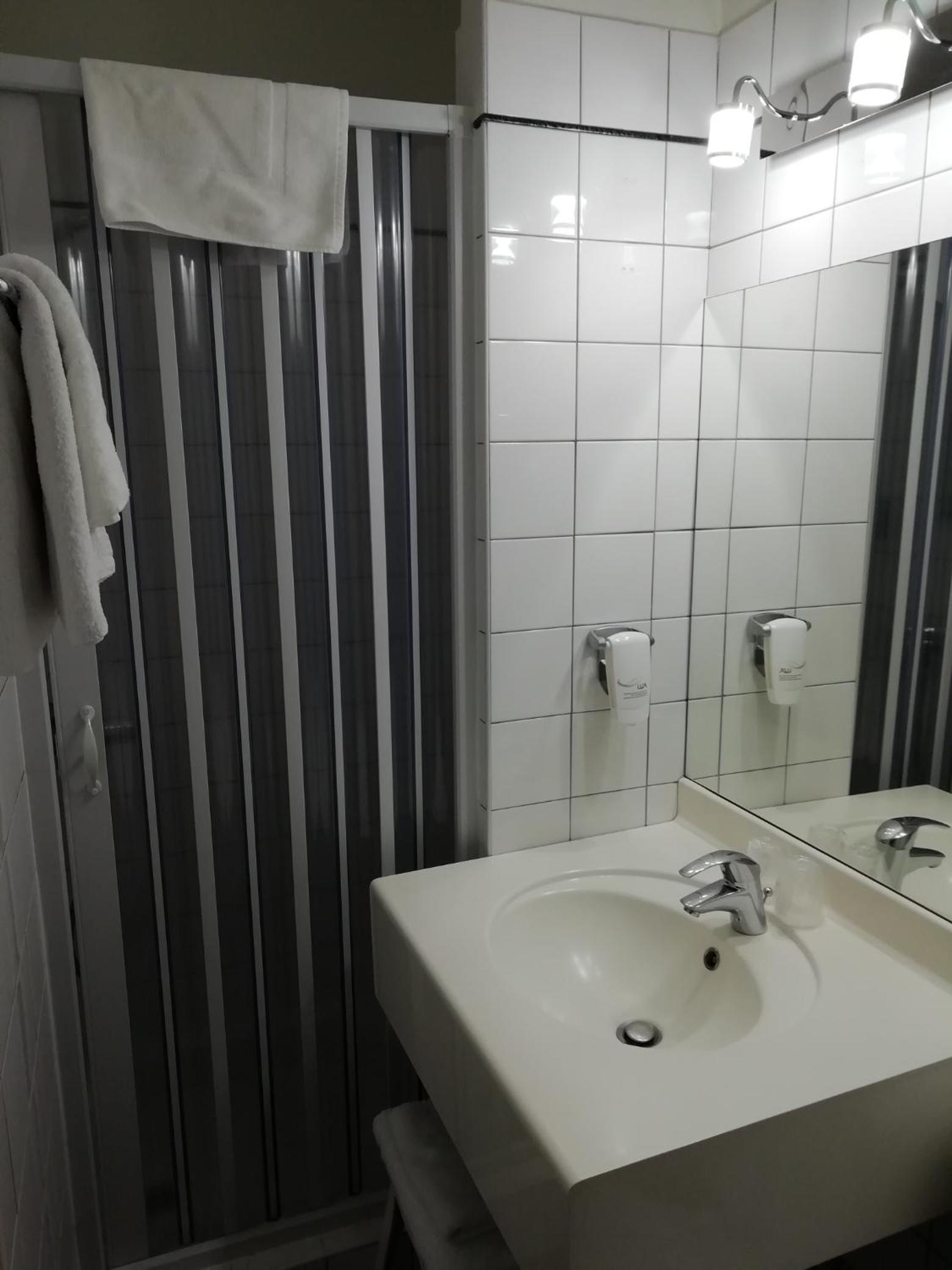 Small Room with Shower  photo 3