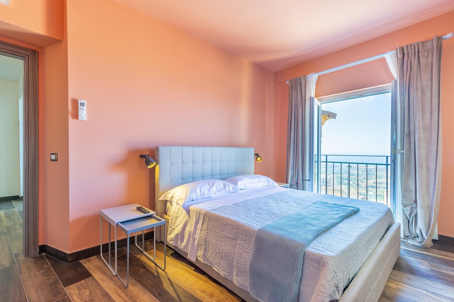 Deluxe Double Room with Sea View - Photo 13