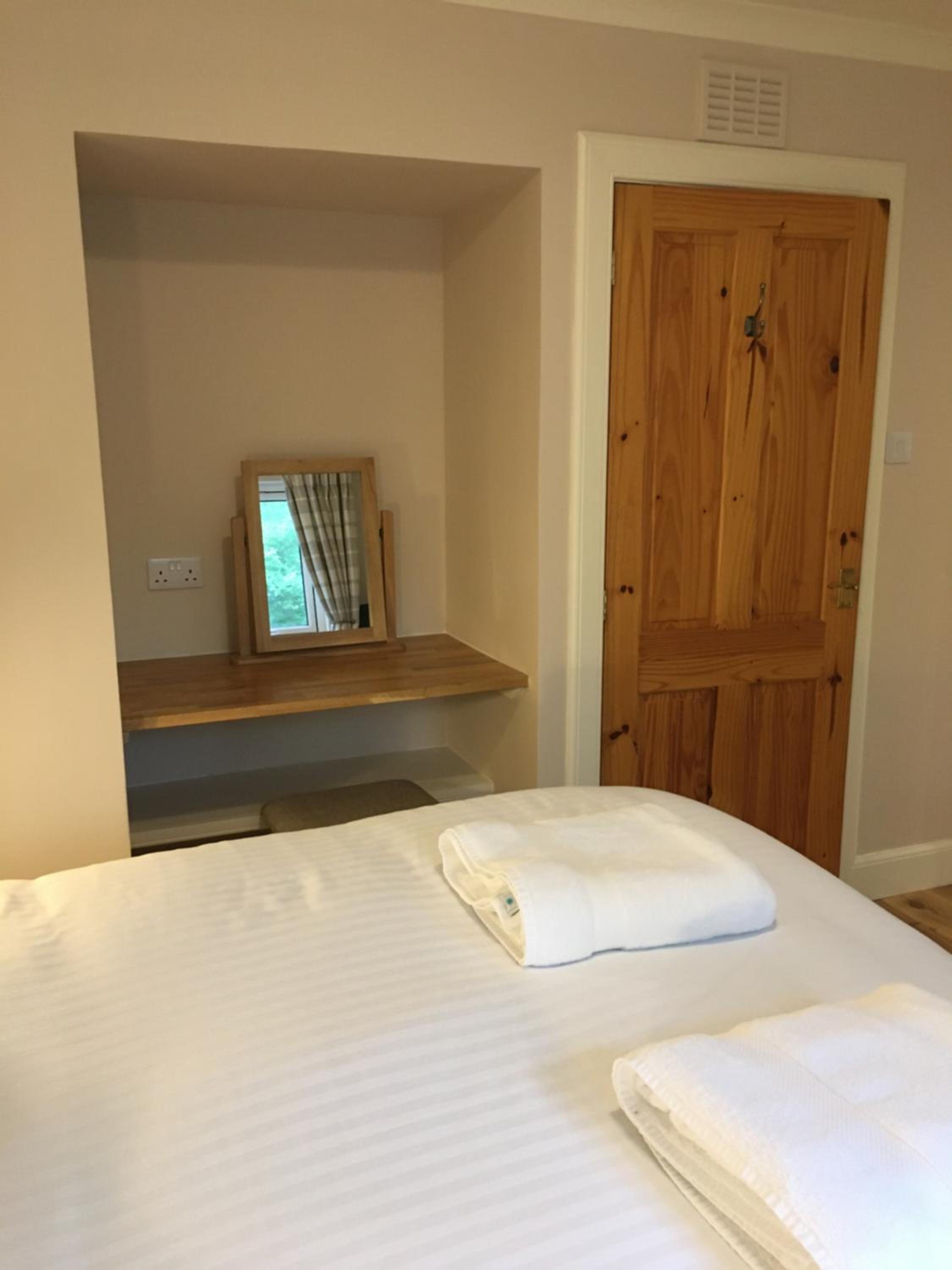 Double or Twin Room with Private Bathroom - Photo 6
