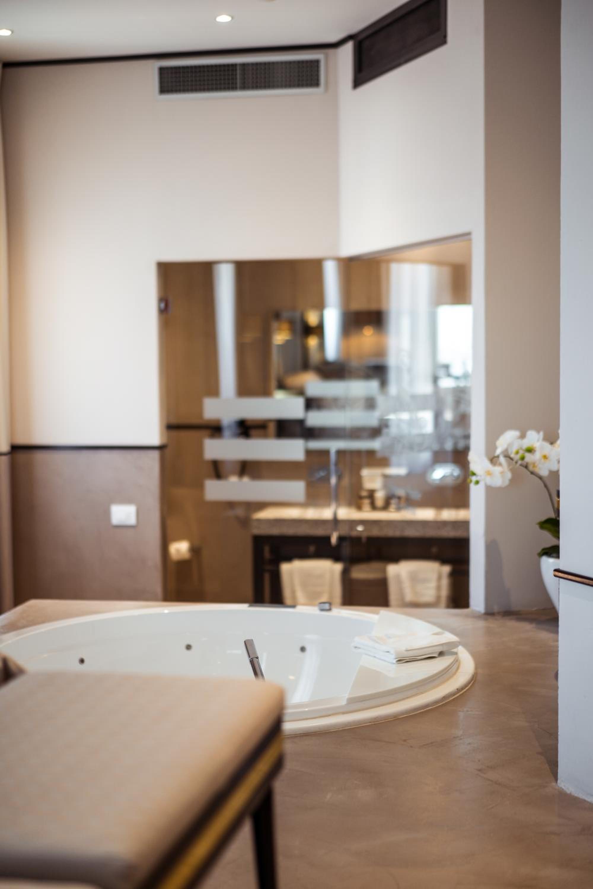 Queen Suite with Spa Bath photo 2