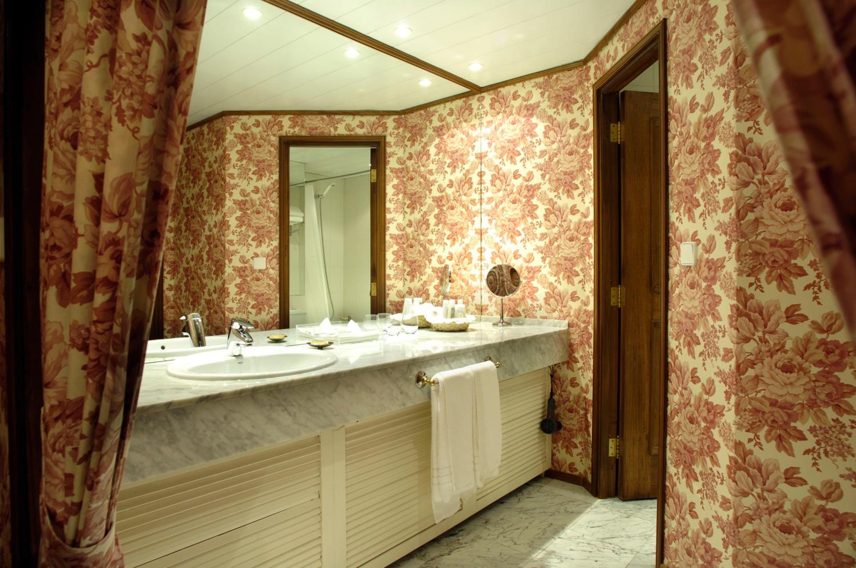 Deluxe Suite thumbnail 5