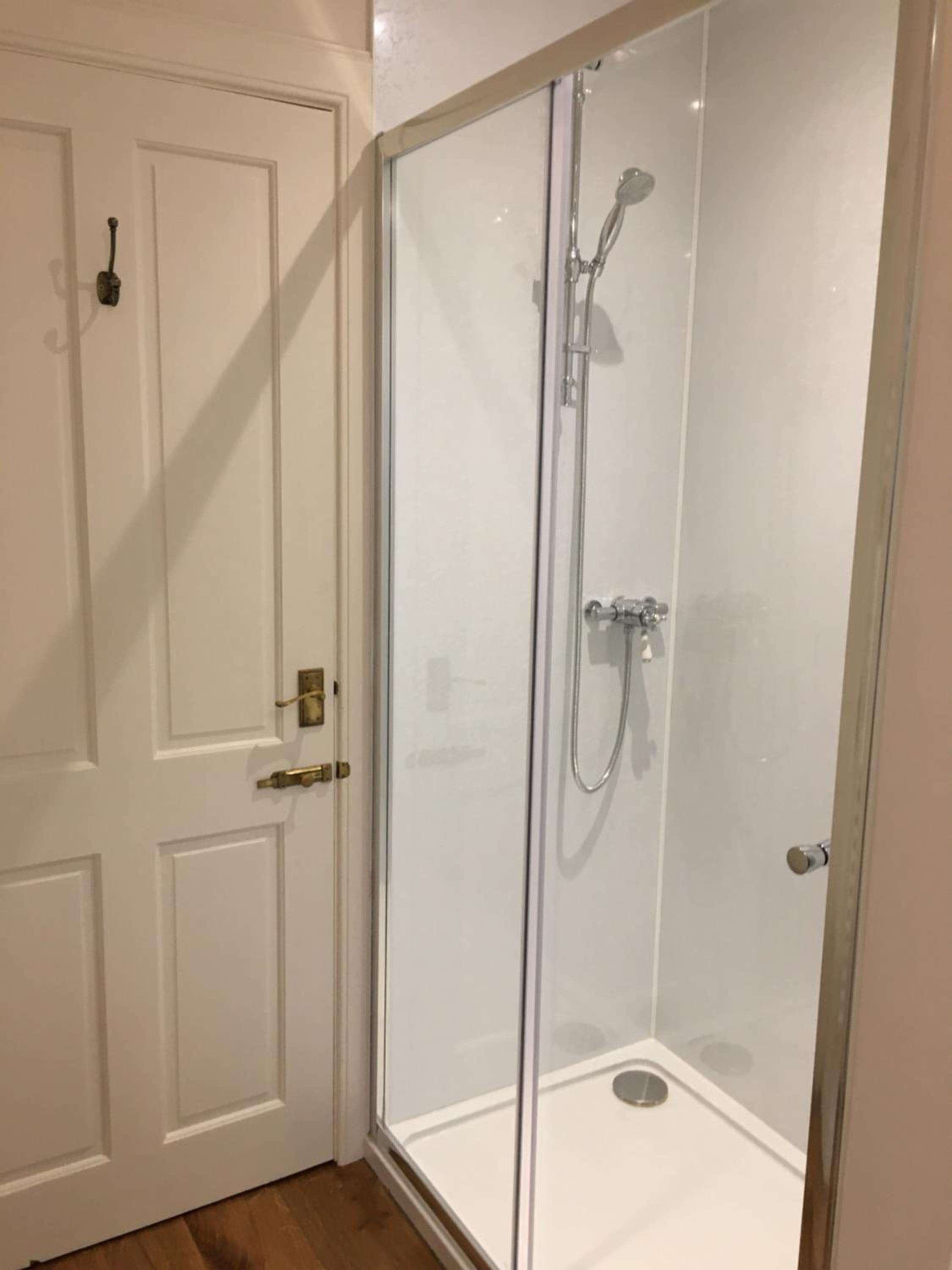 Double or Twin Room with Private Bathroom - Photo 7