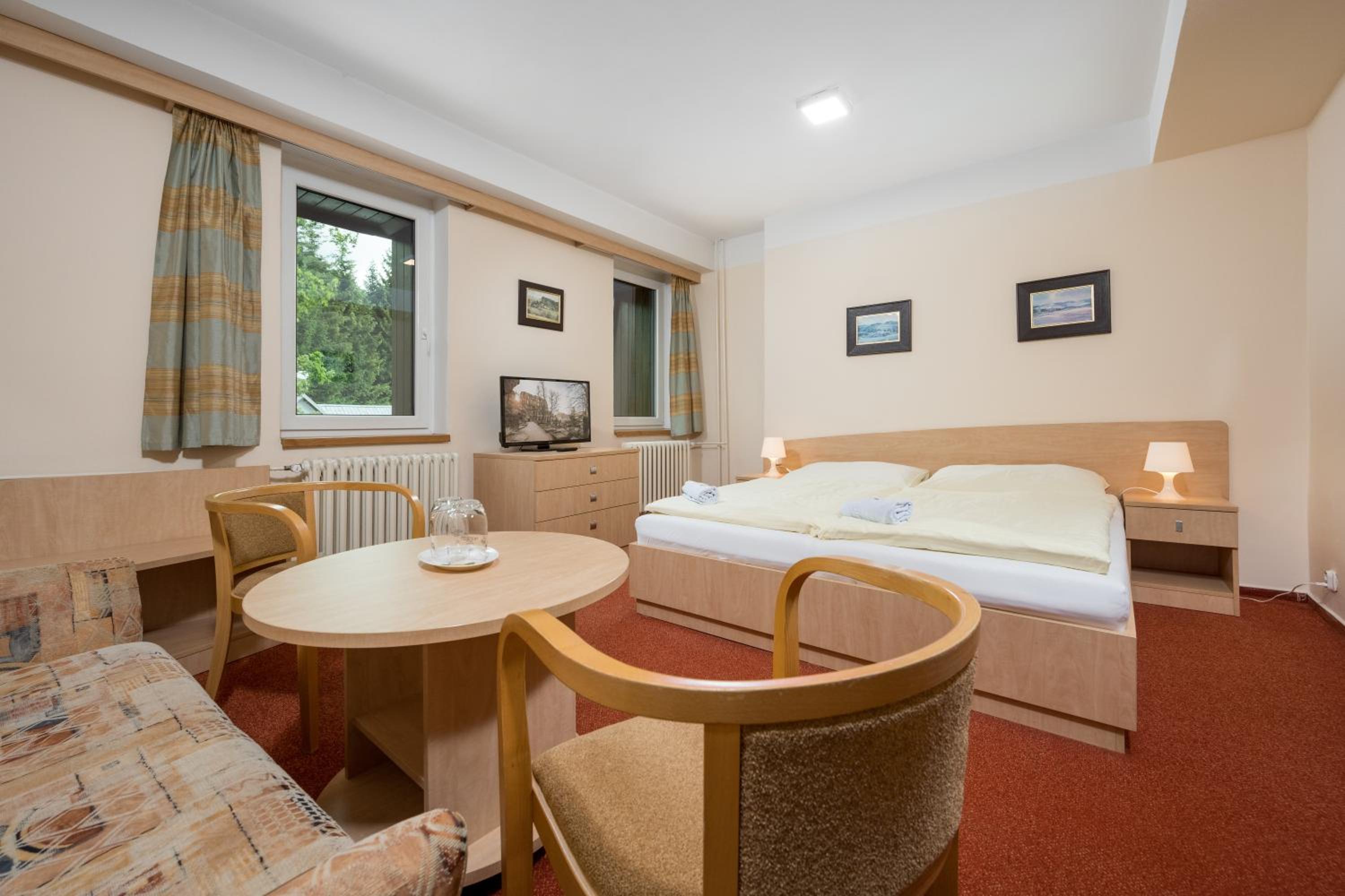 Double Room with Private Bathroom - Photo 10