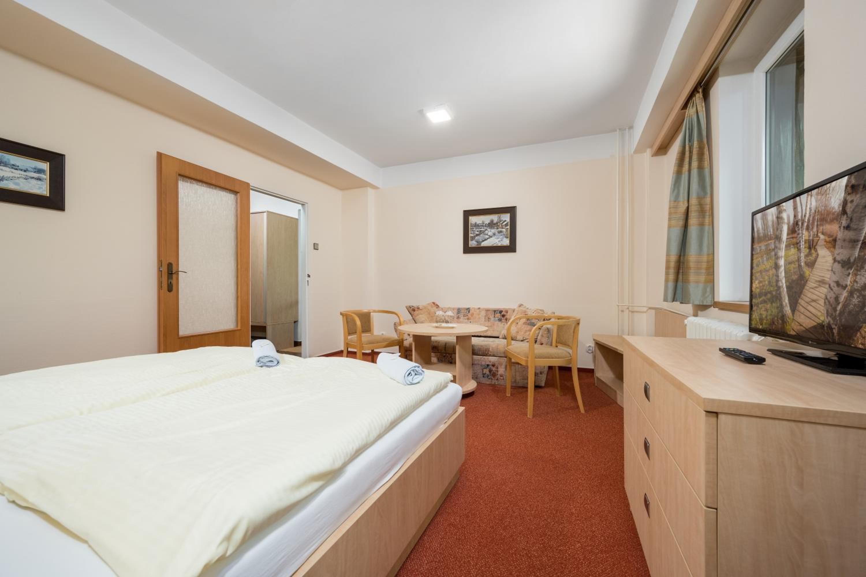 Double Room with Private Bathroom - Photo 9