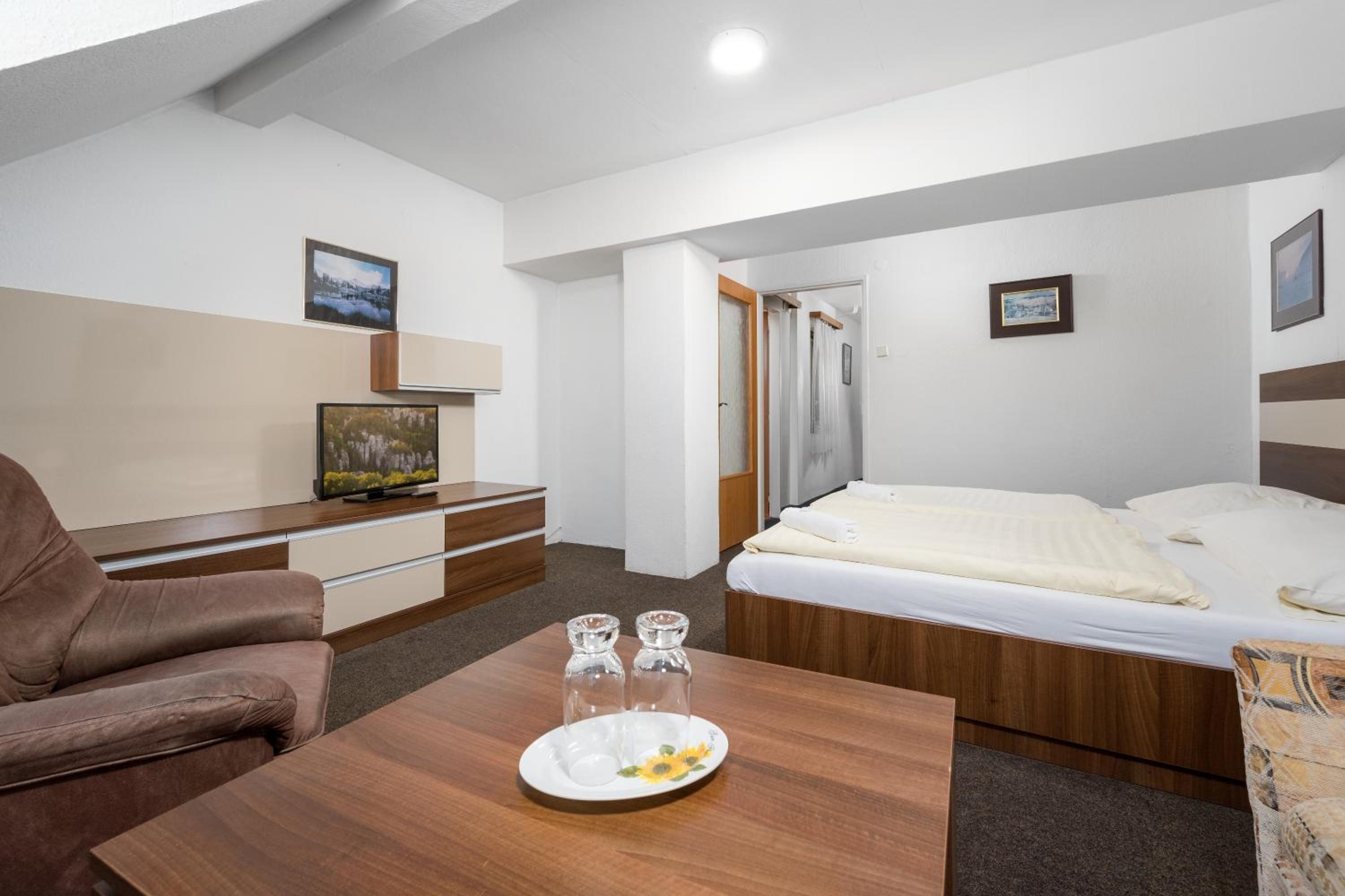 Double Room with Private Bathroom - Photo 1