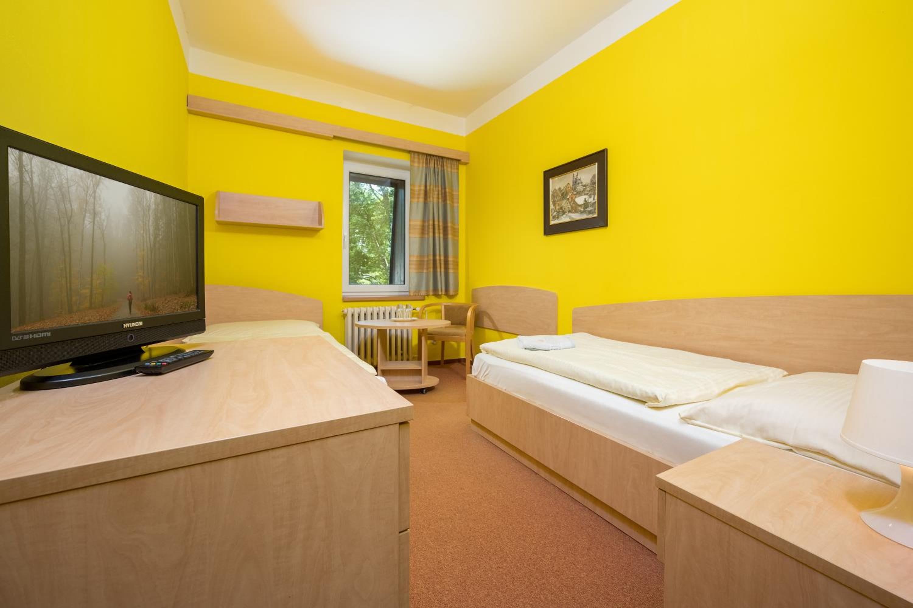 Twin Room with Bathroom - Photo 1