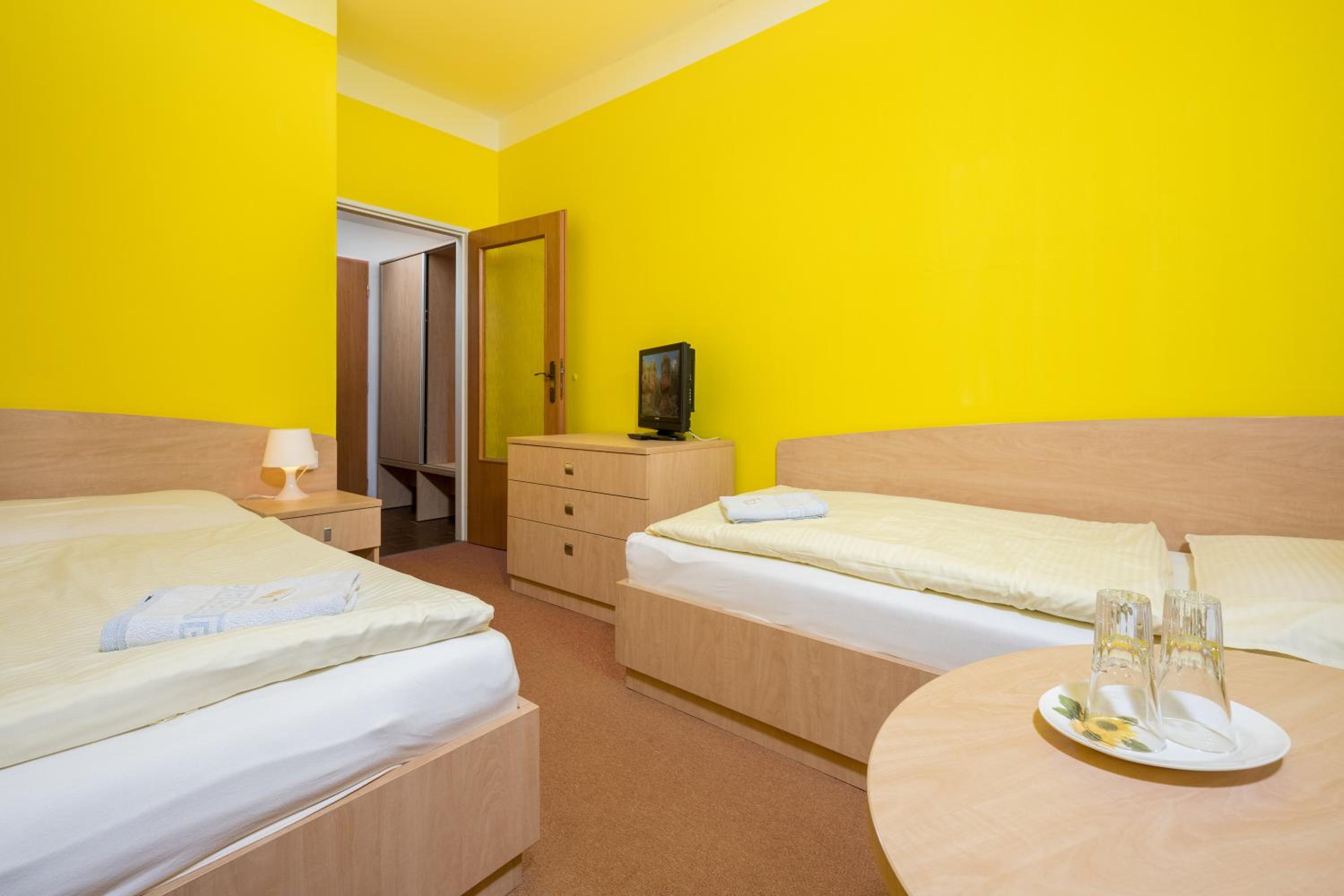 Twin Room with Bathroom - Photo 5