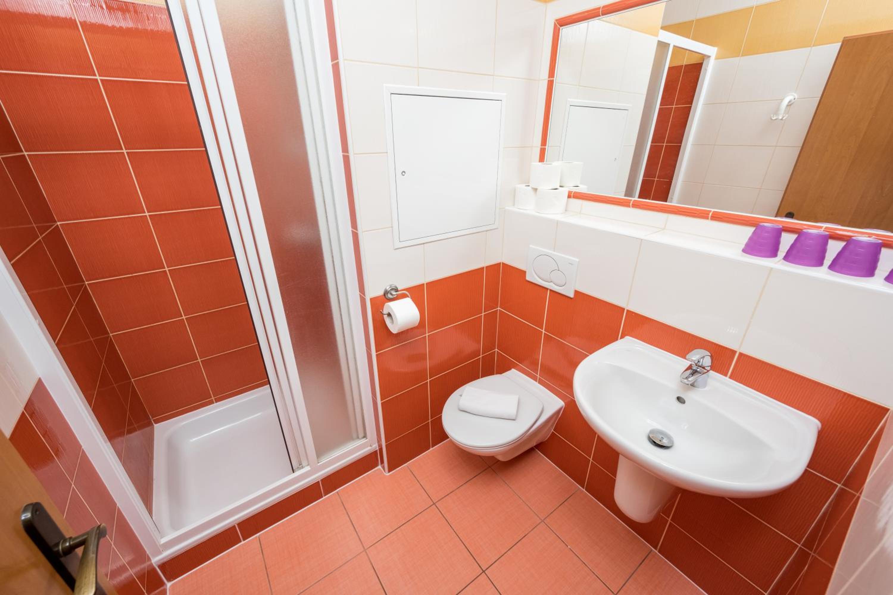 Double Room with Private Bathroom - Photo 2