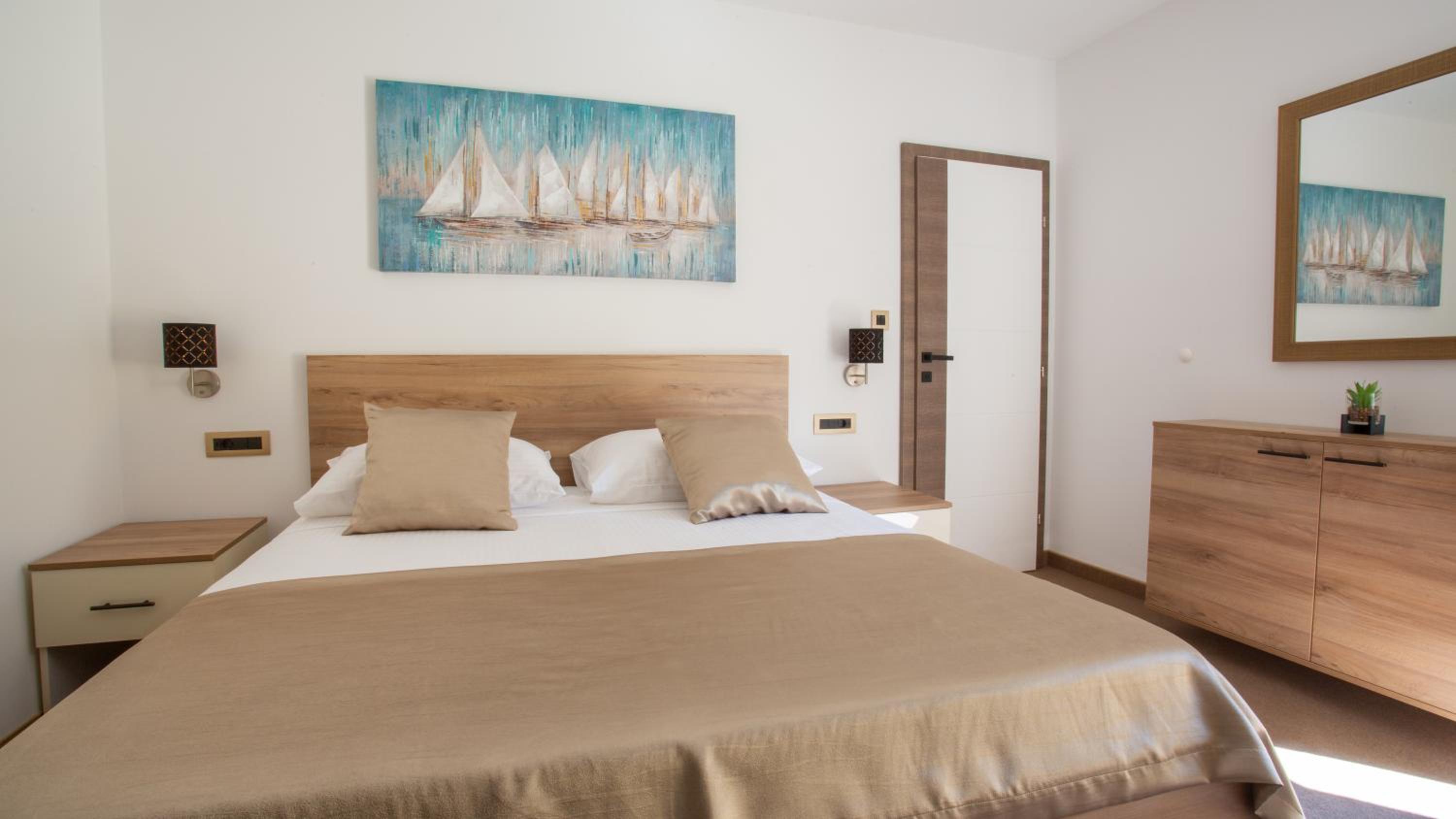 Deluxe Double Room with Side Sea View - Photo 3