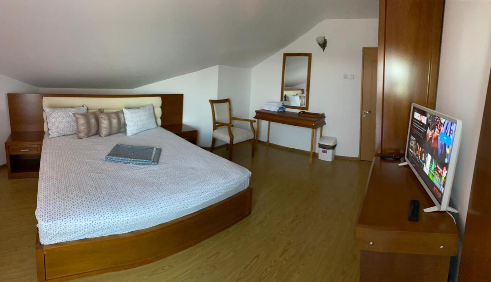 Double Room with Lake View - Photo 13
