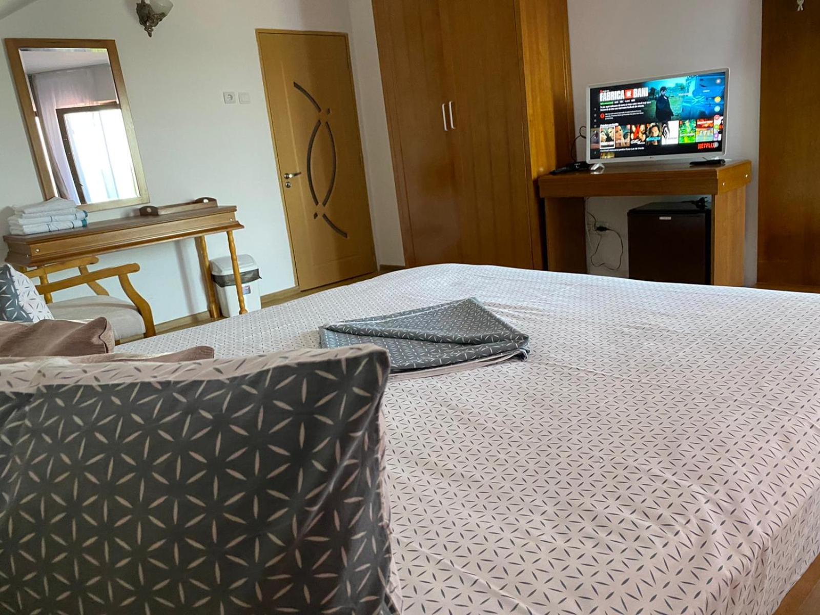 Double Room with Lake View - Photo 12