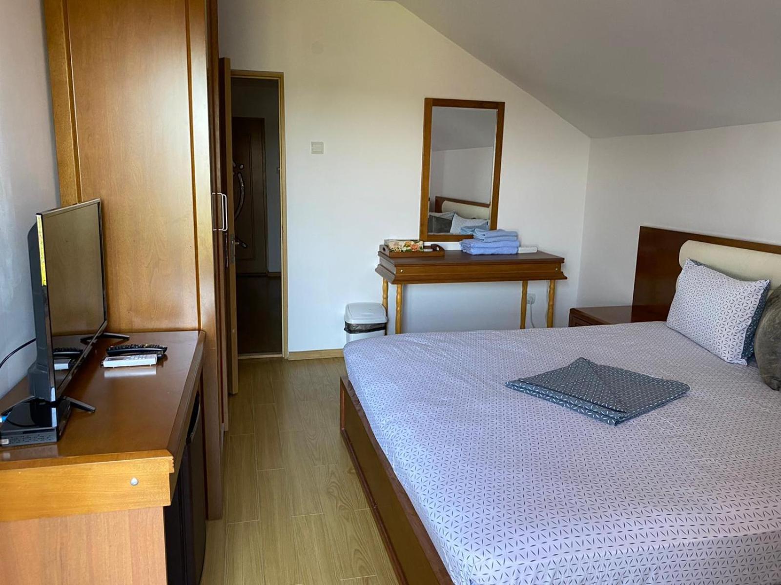 Double Room with Lake View - Photo 14