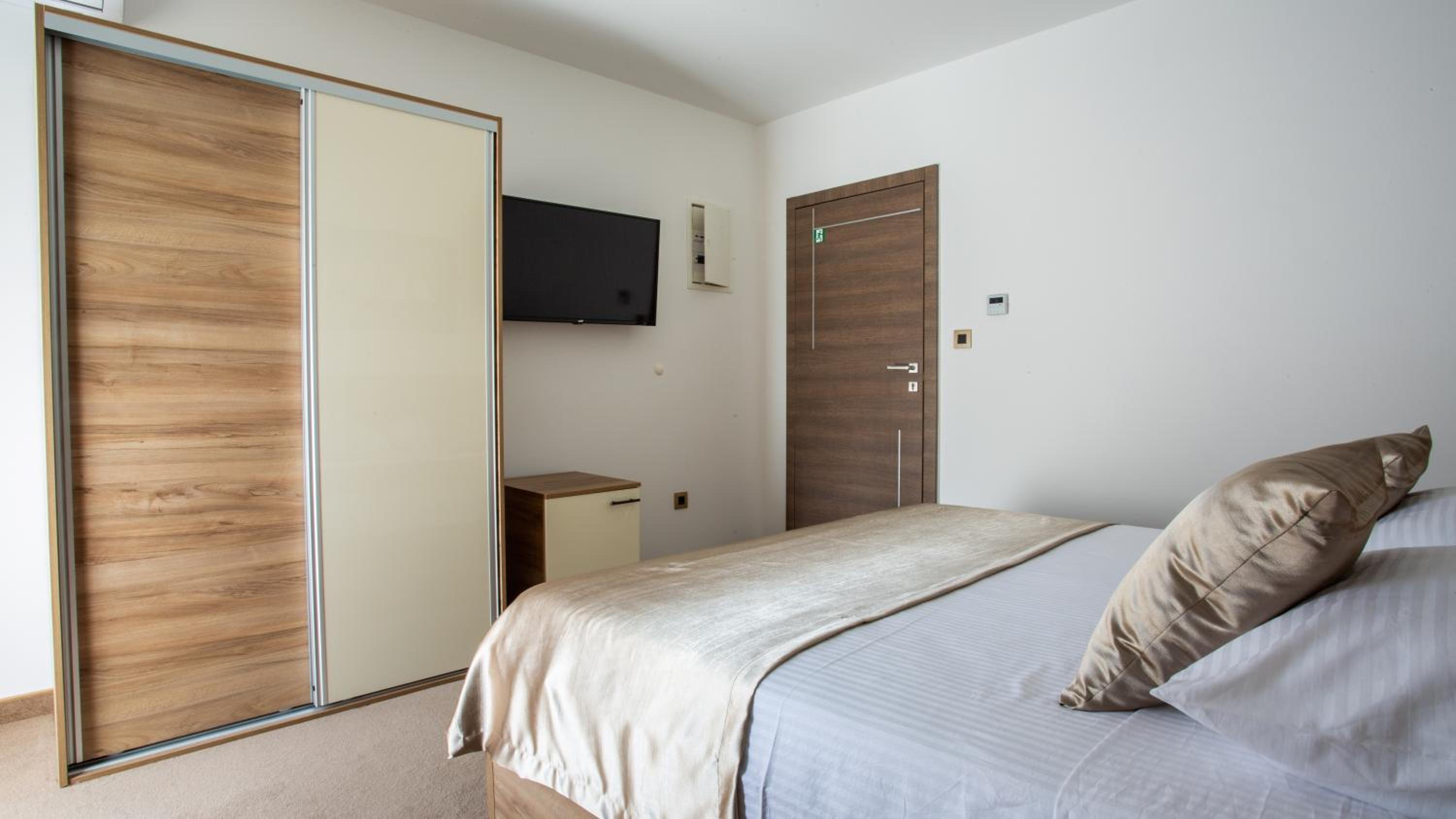 Deluxe Double Room with Side Sea View - Photo 4