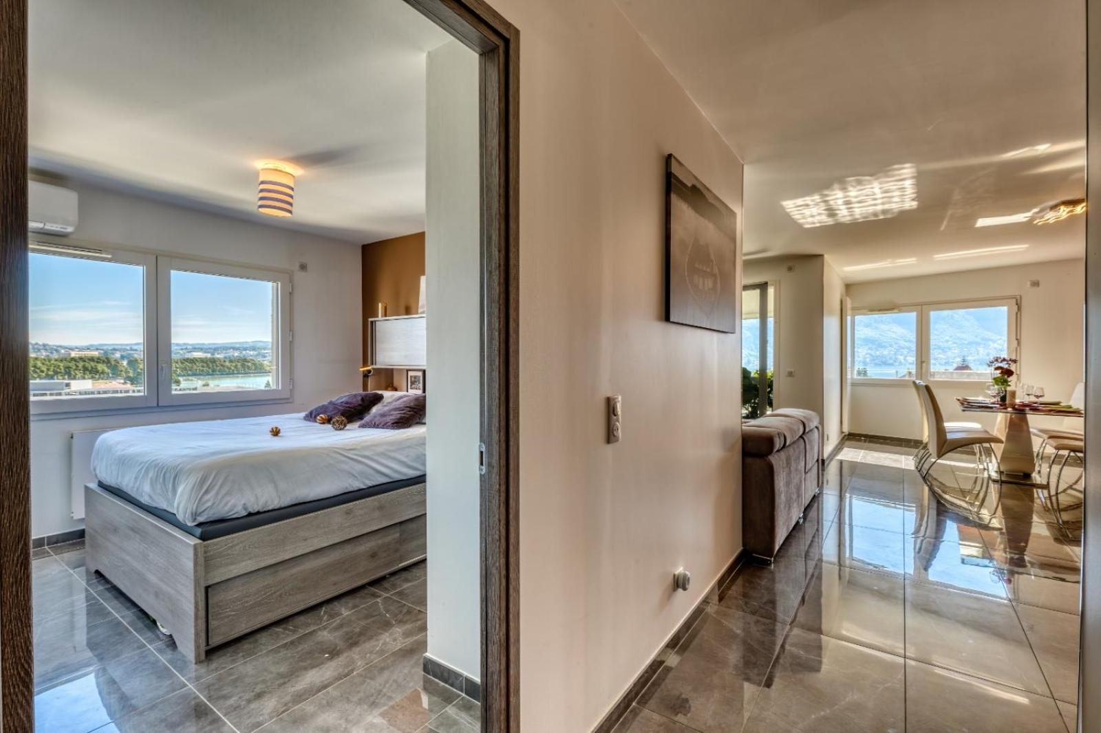 Two-Bedroom Apartment with Lake View - Photo 3