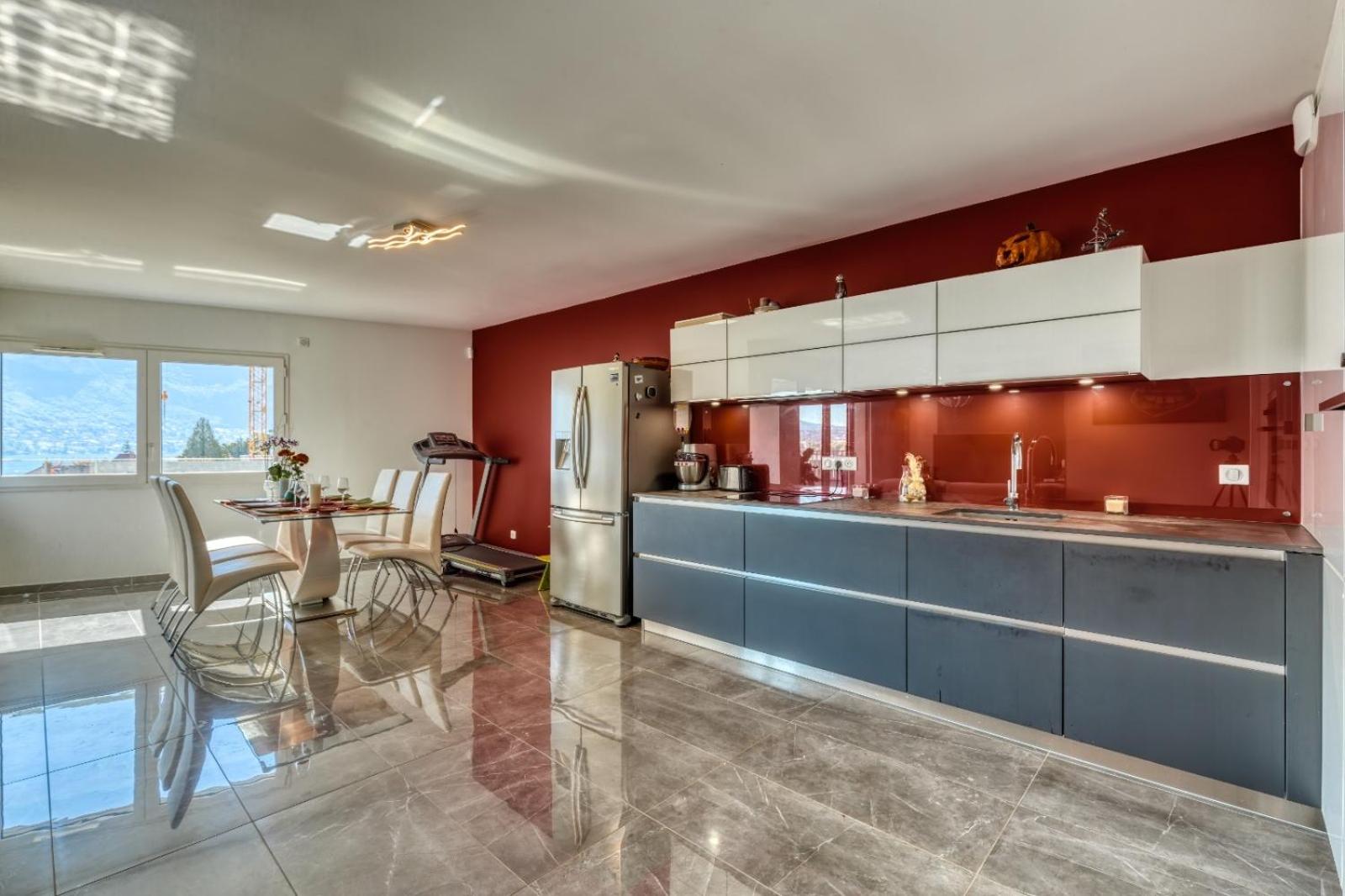 Two-Bedroom Apartment with Lake View - Photo 5
