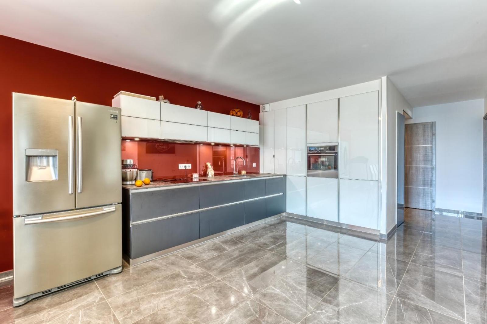 Two-Bedroom Apartment with Lake View - Photo 11