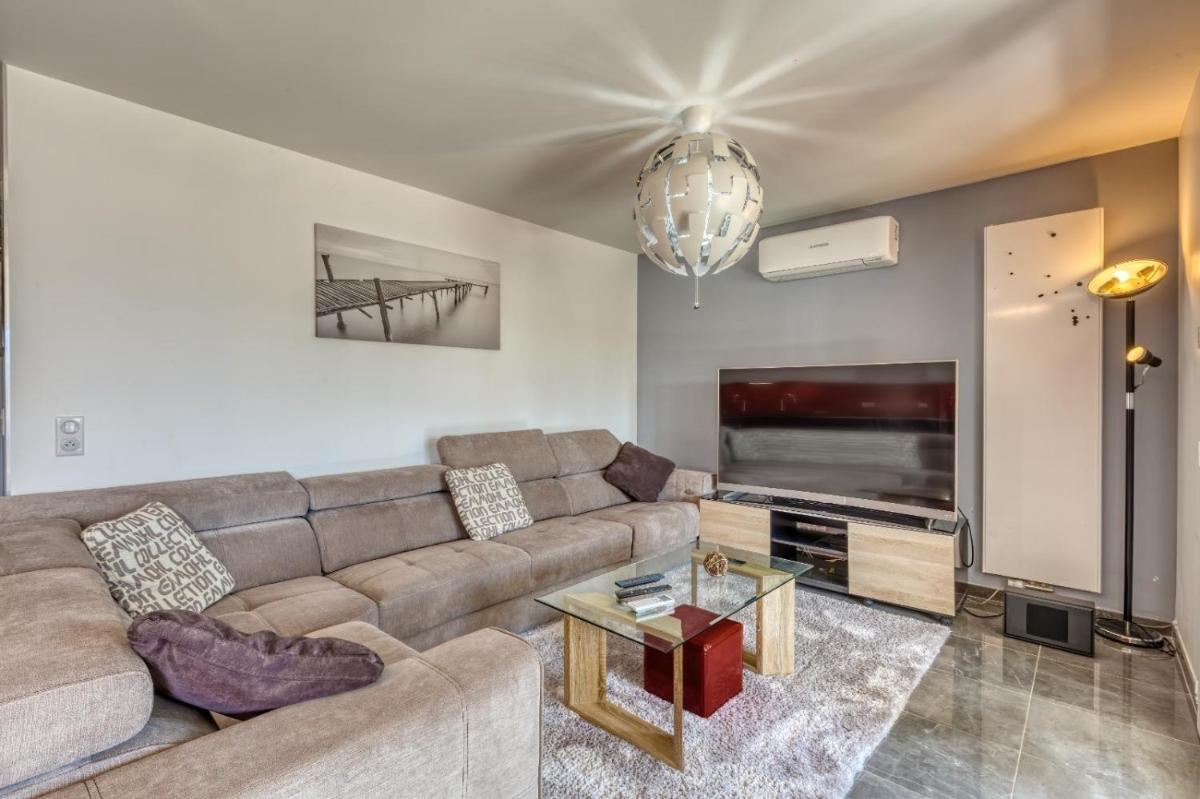 Two-Bedroom Apartment with Lake View - Photo 18