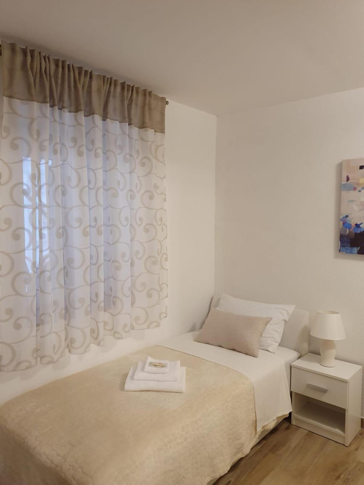 Twin Room - Photo 4