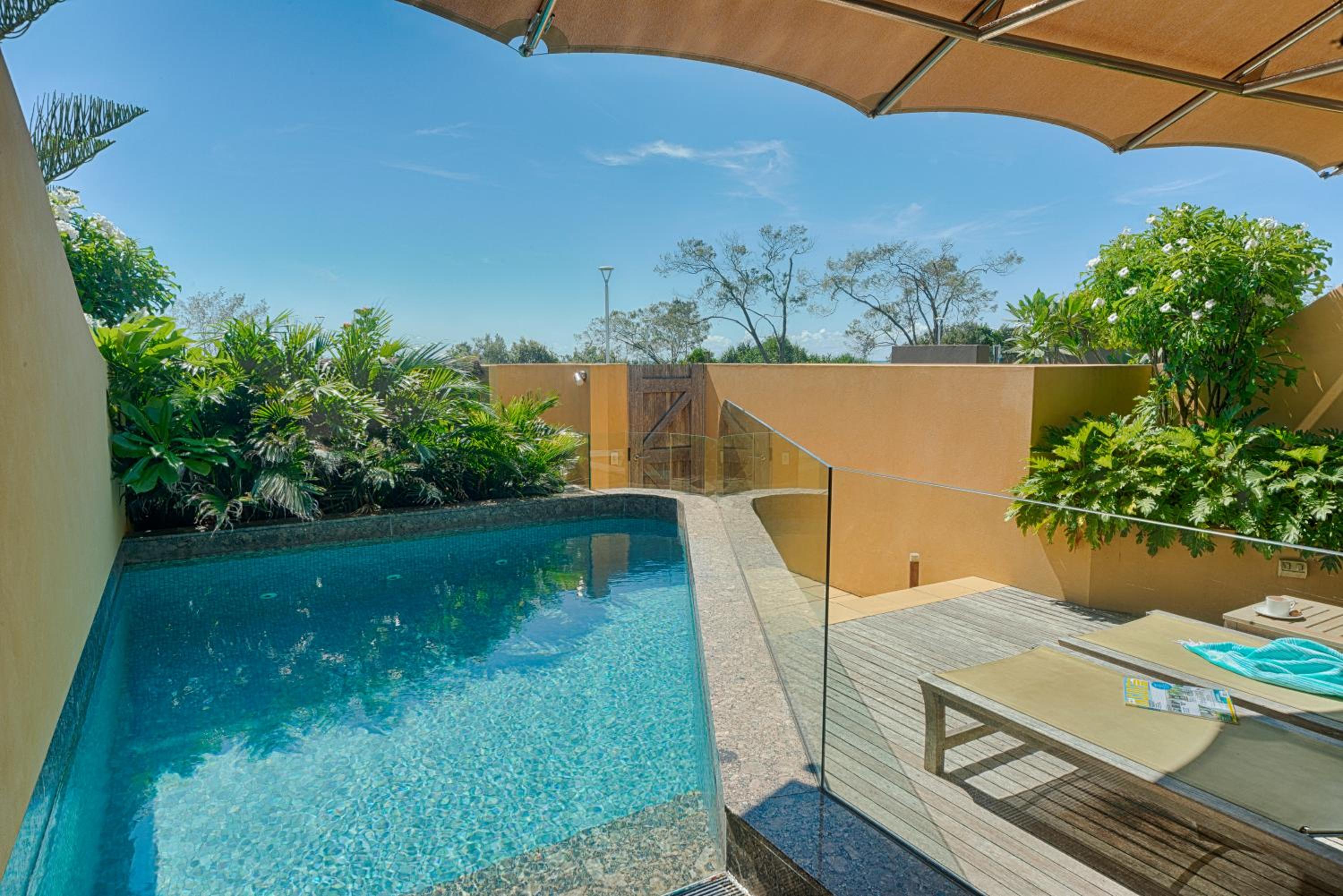 Studio with Plunge Pool - Beach Front - Photo 12