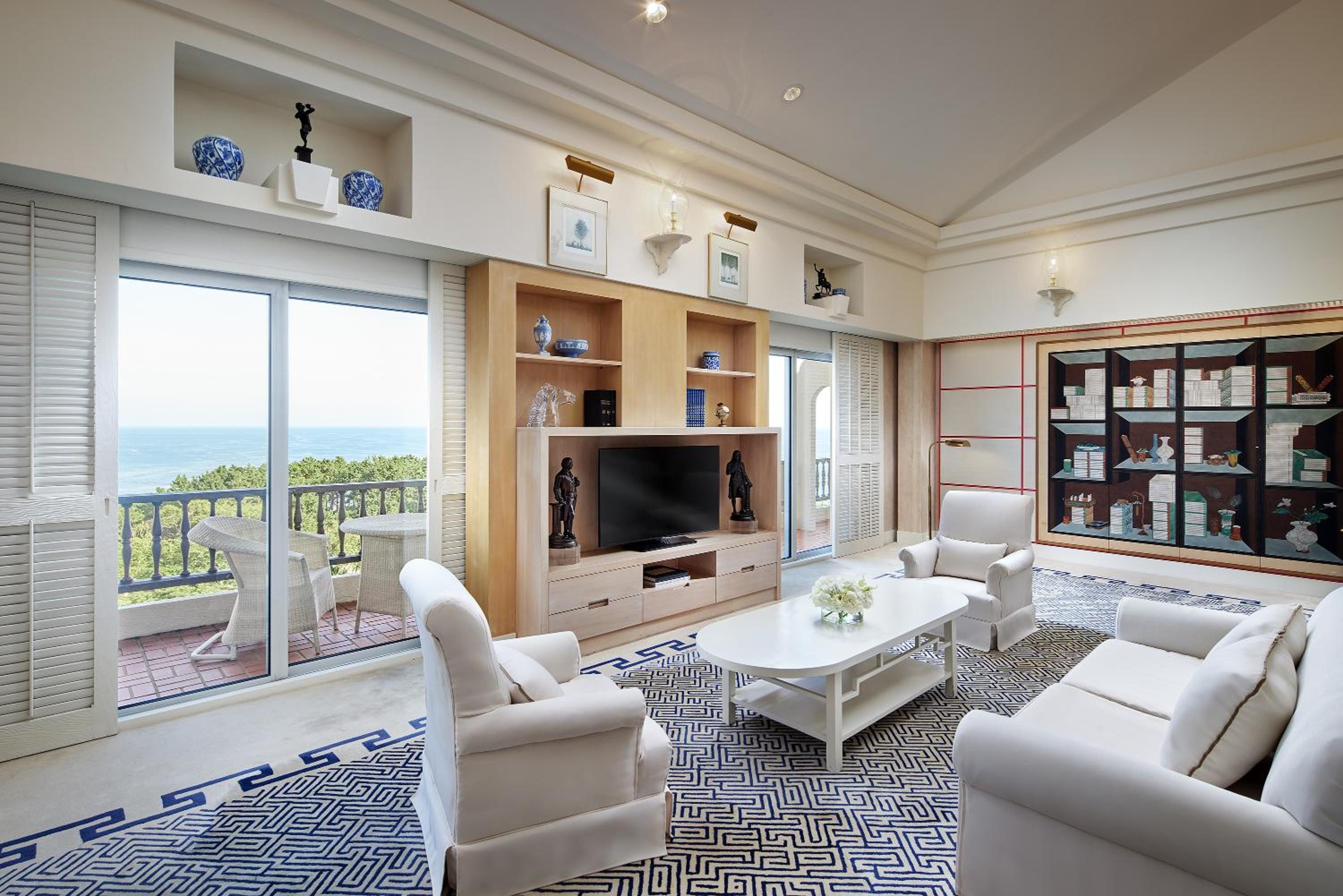 [Only For Foreigner_Passport required] Royal Suite + 1 Olive young 70,000 won gift card