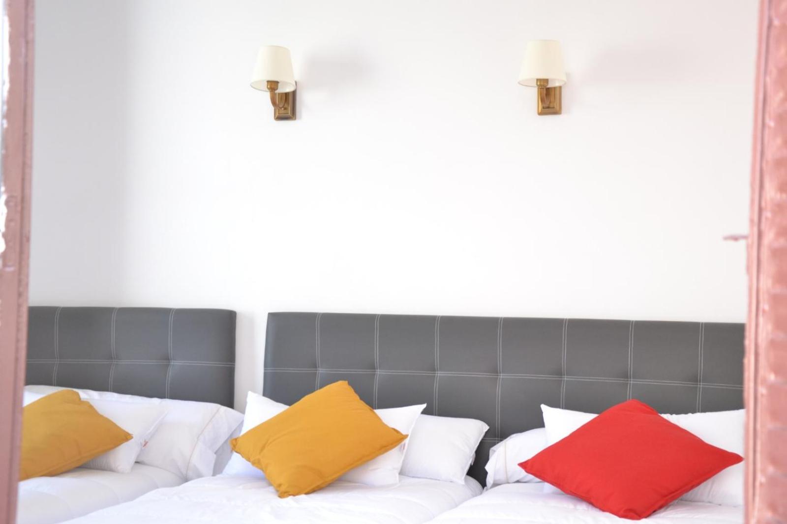 Twin Room with Balcony - Photo 5