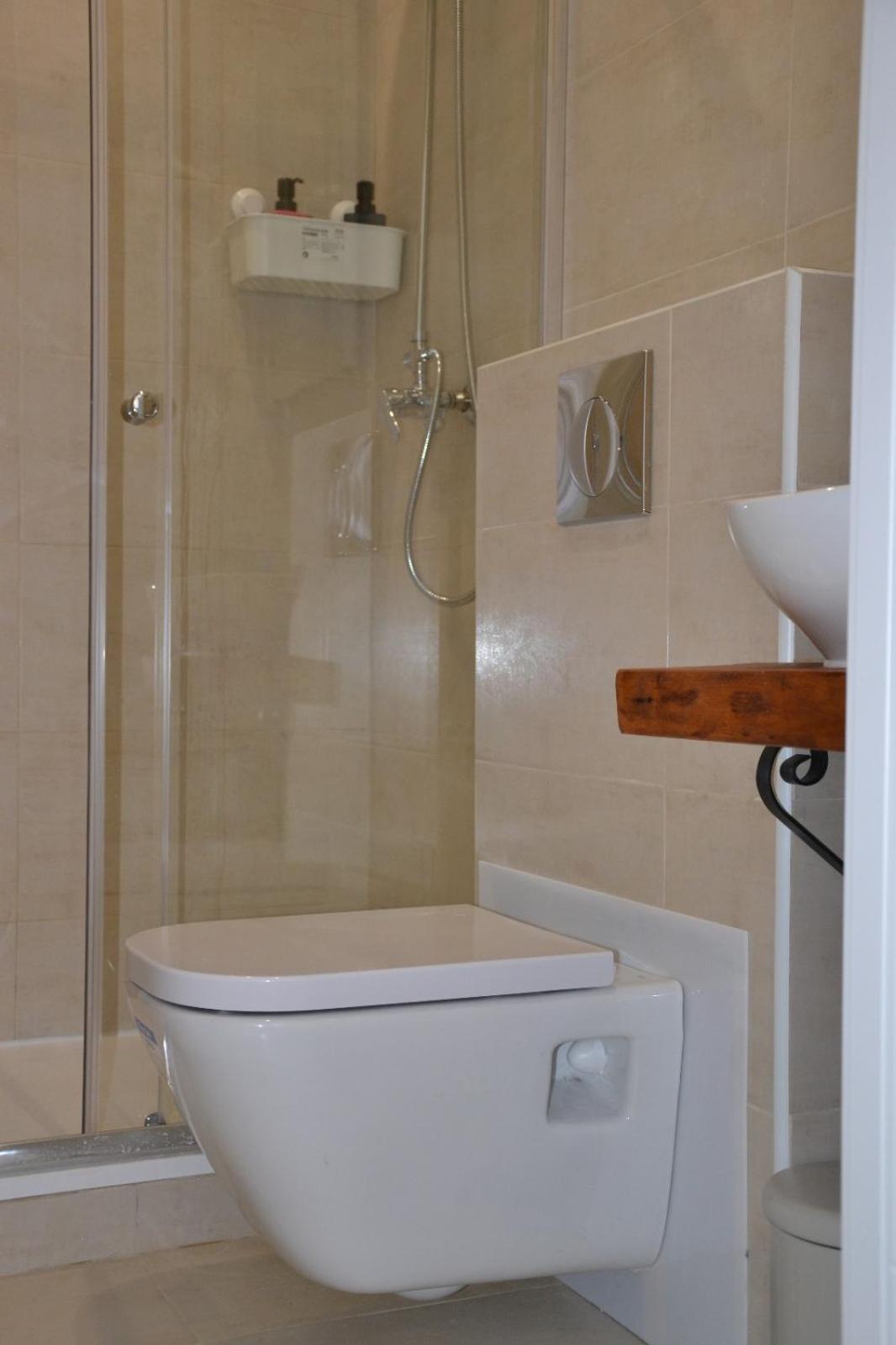Twin Room with Balcony - Photo 8