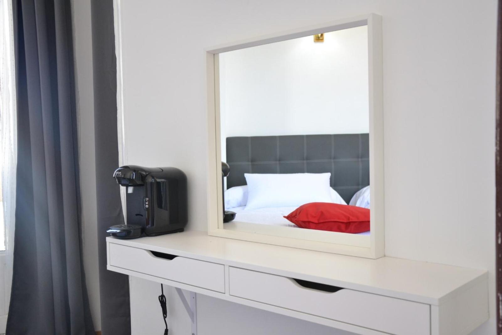 Twin Room with Balcony - Photo 14
