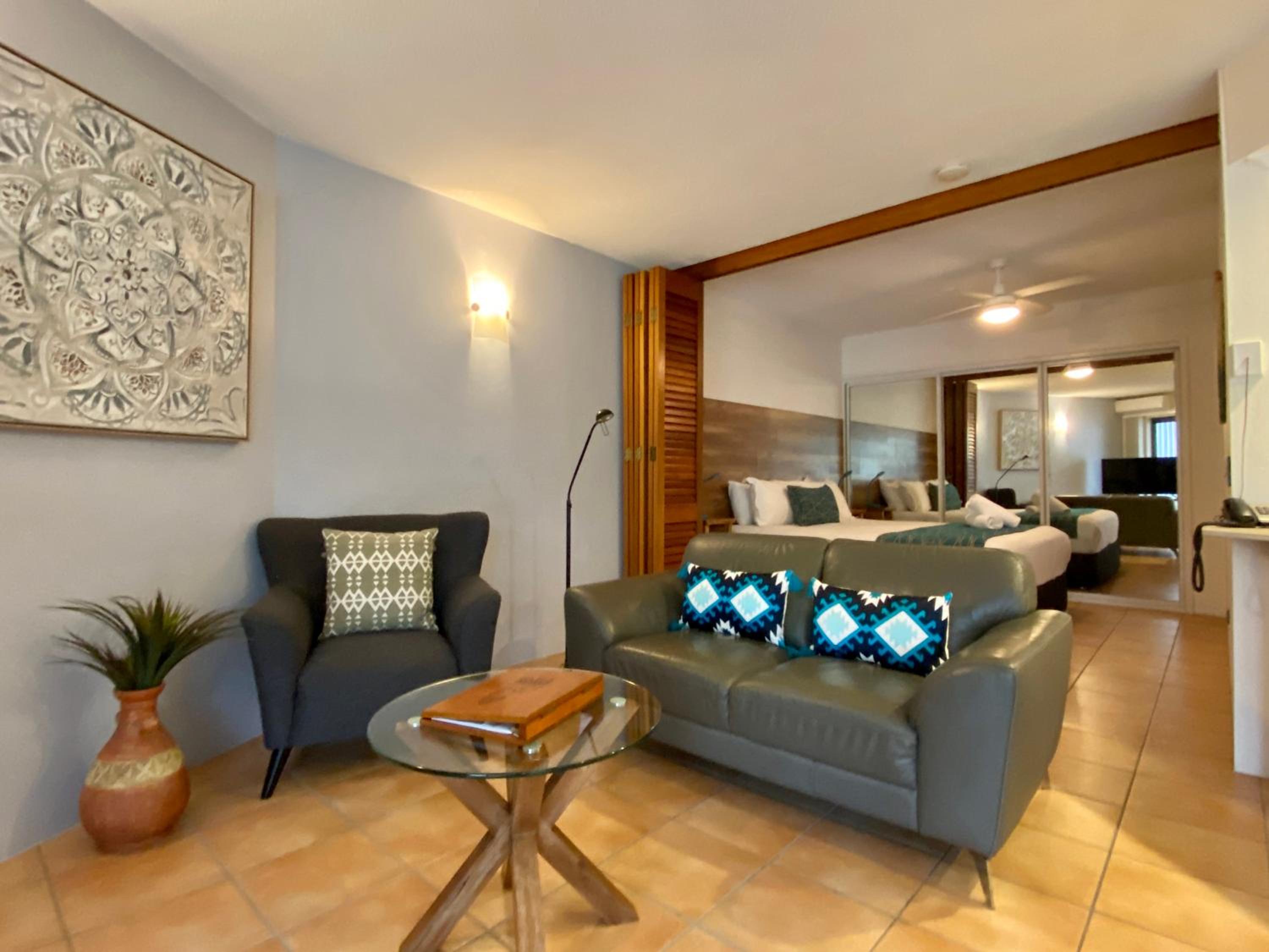 Superior One-Bedroom Apartment thumbnail 6