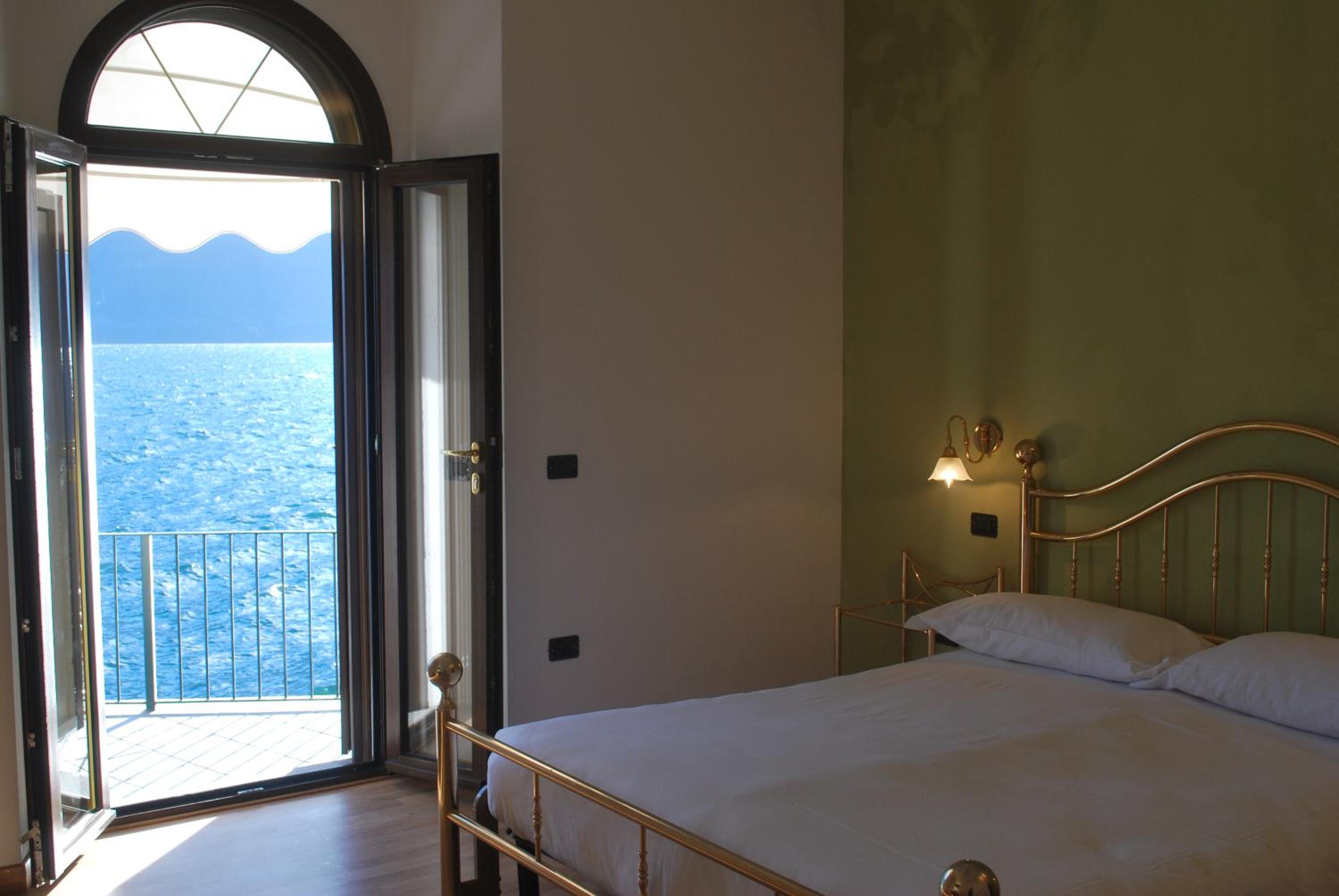 Deluxe Double Room with Balcony photo 3