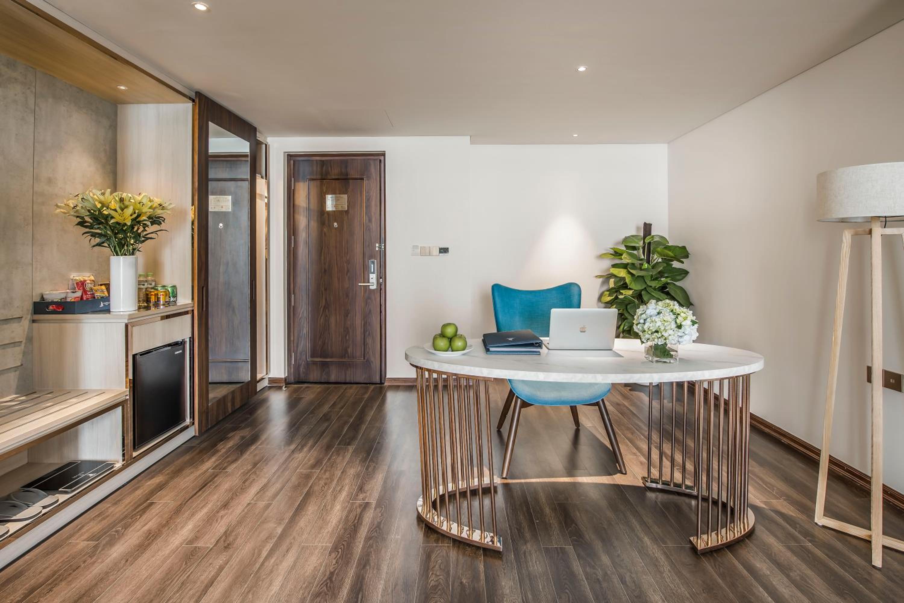 Executive Suite - Photo 9