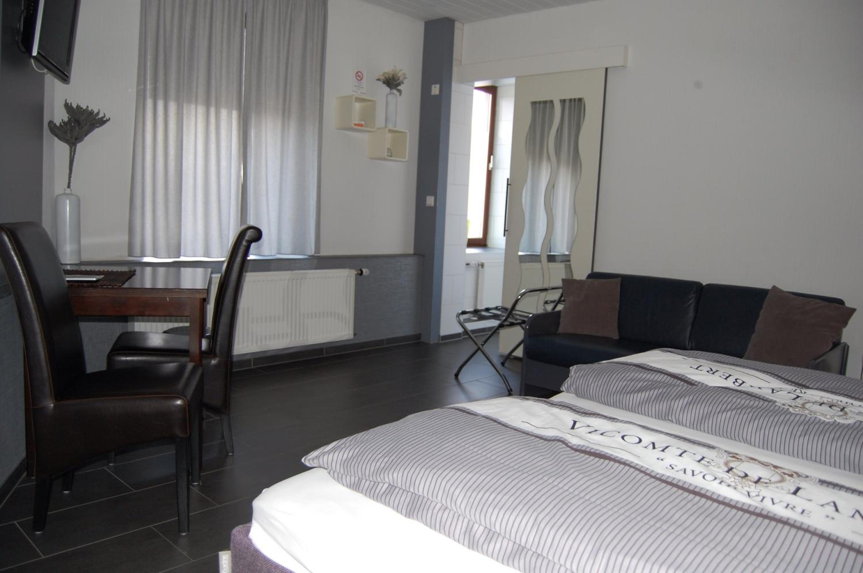 Standard Double Room - Photo 17