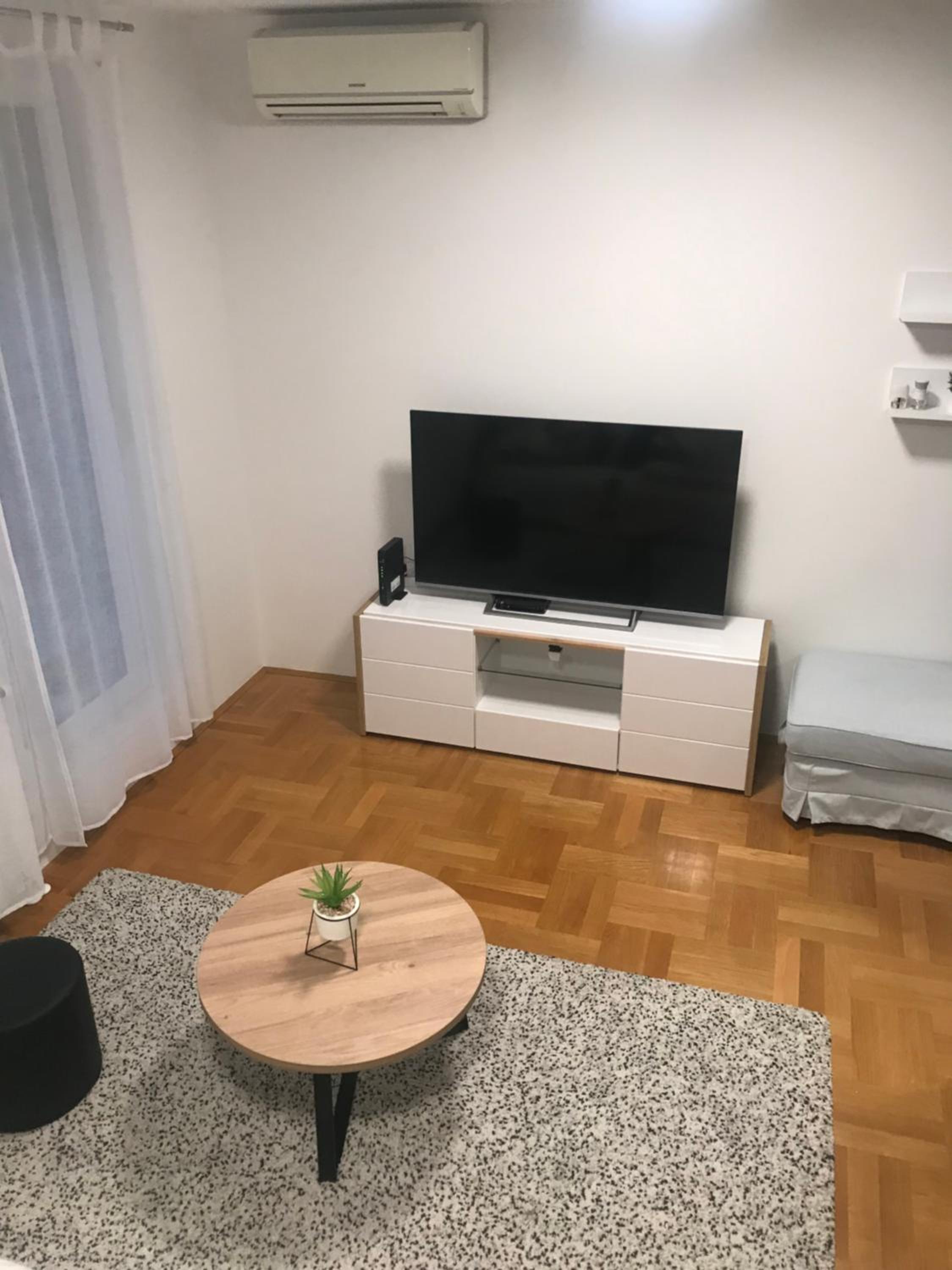 Apartment with Balcony - Photo 7