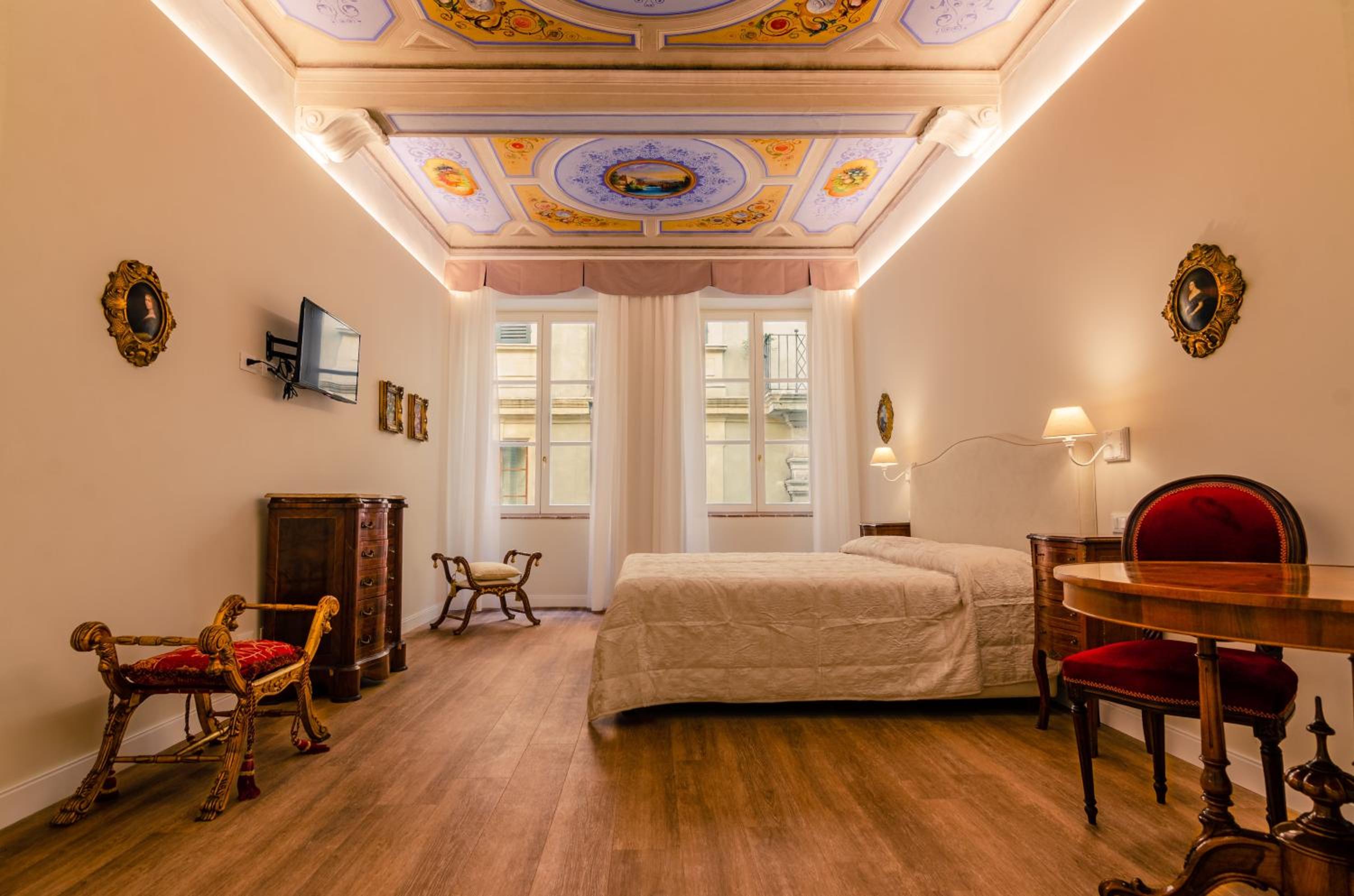 Superior Triple Room with Street View