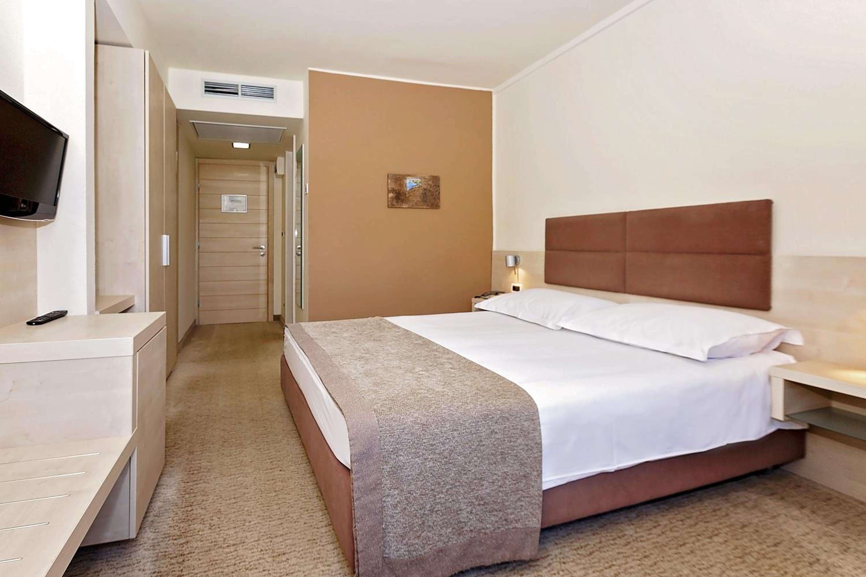 Classic Room with Balcony - Park Side - Photo 6