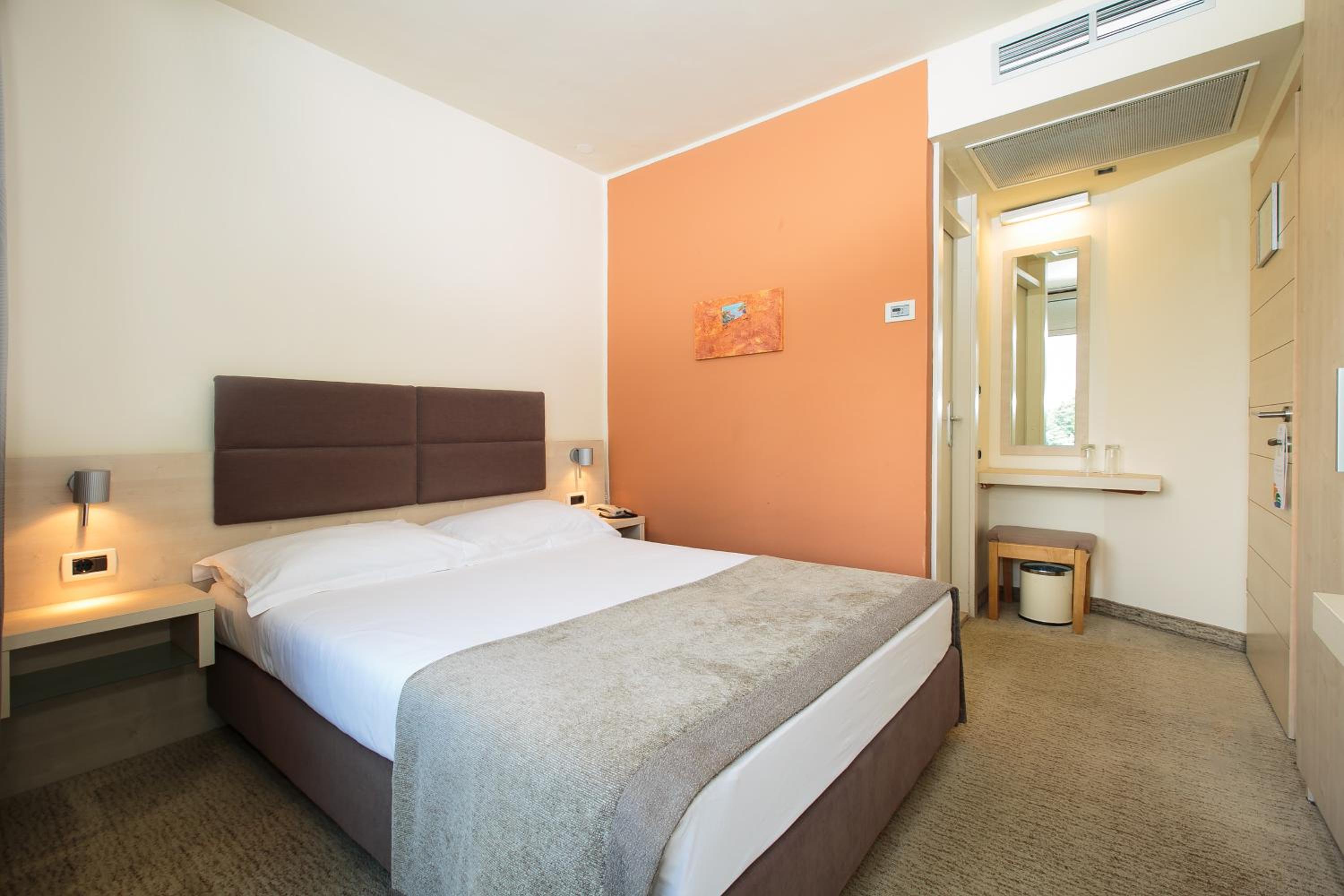 Classic Room with Balcony - Park Side - Photo 4