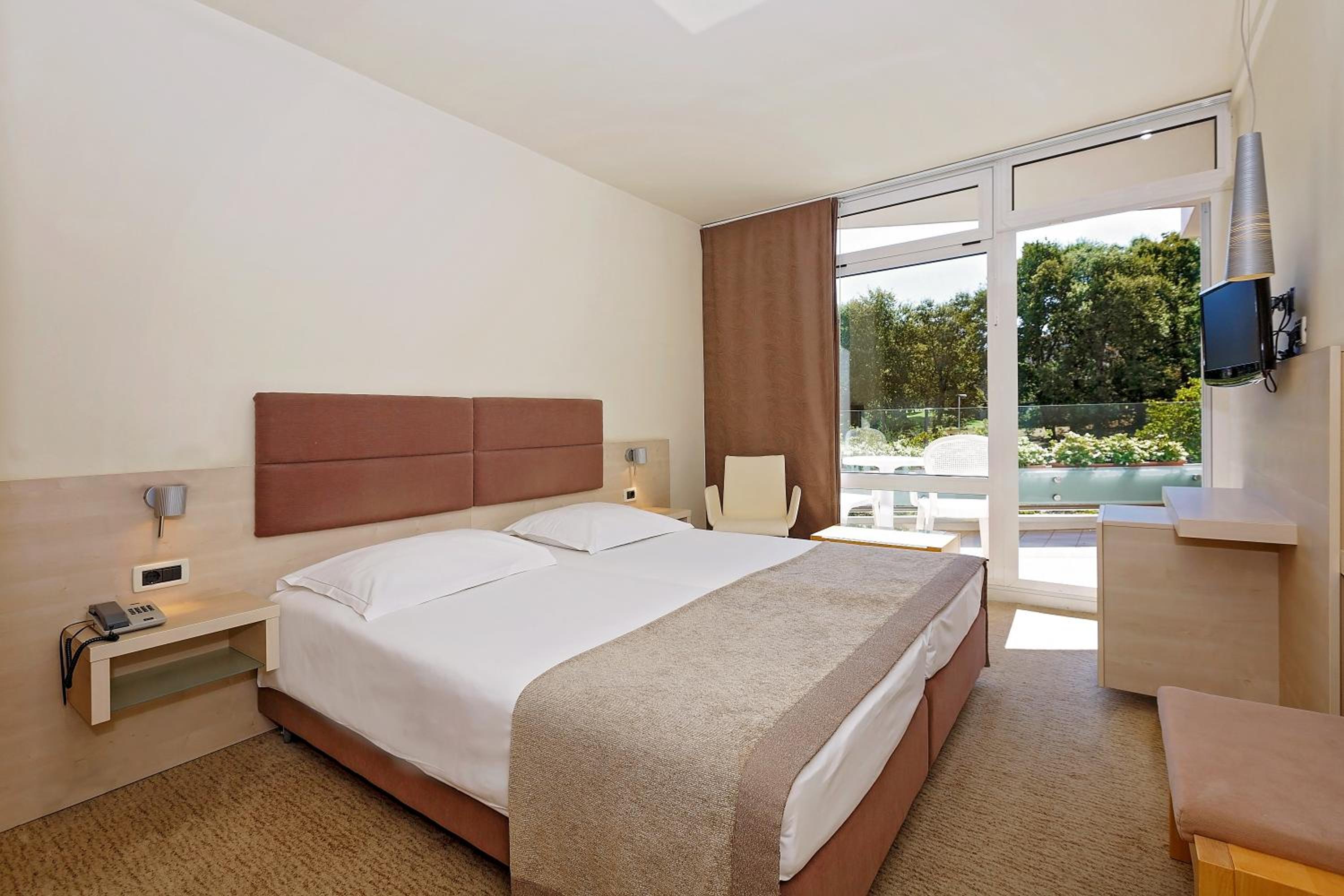 Classic Room with Balcony - Photo 2