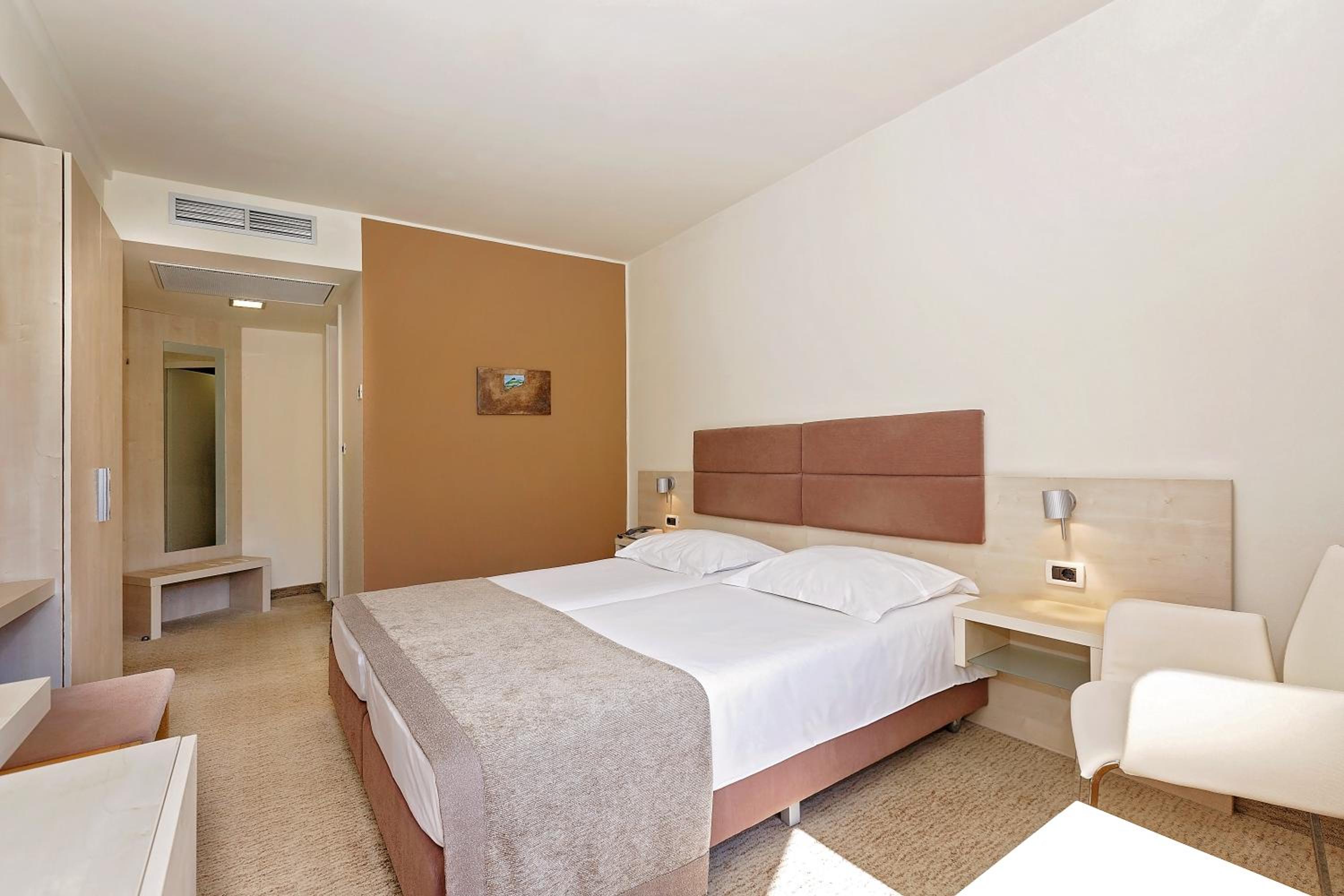 Classic Room with Balcony - Photo 3