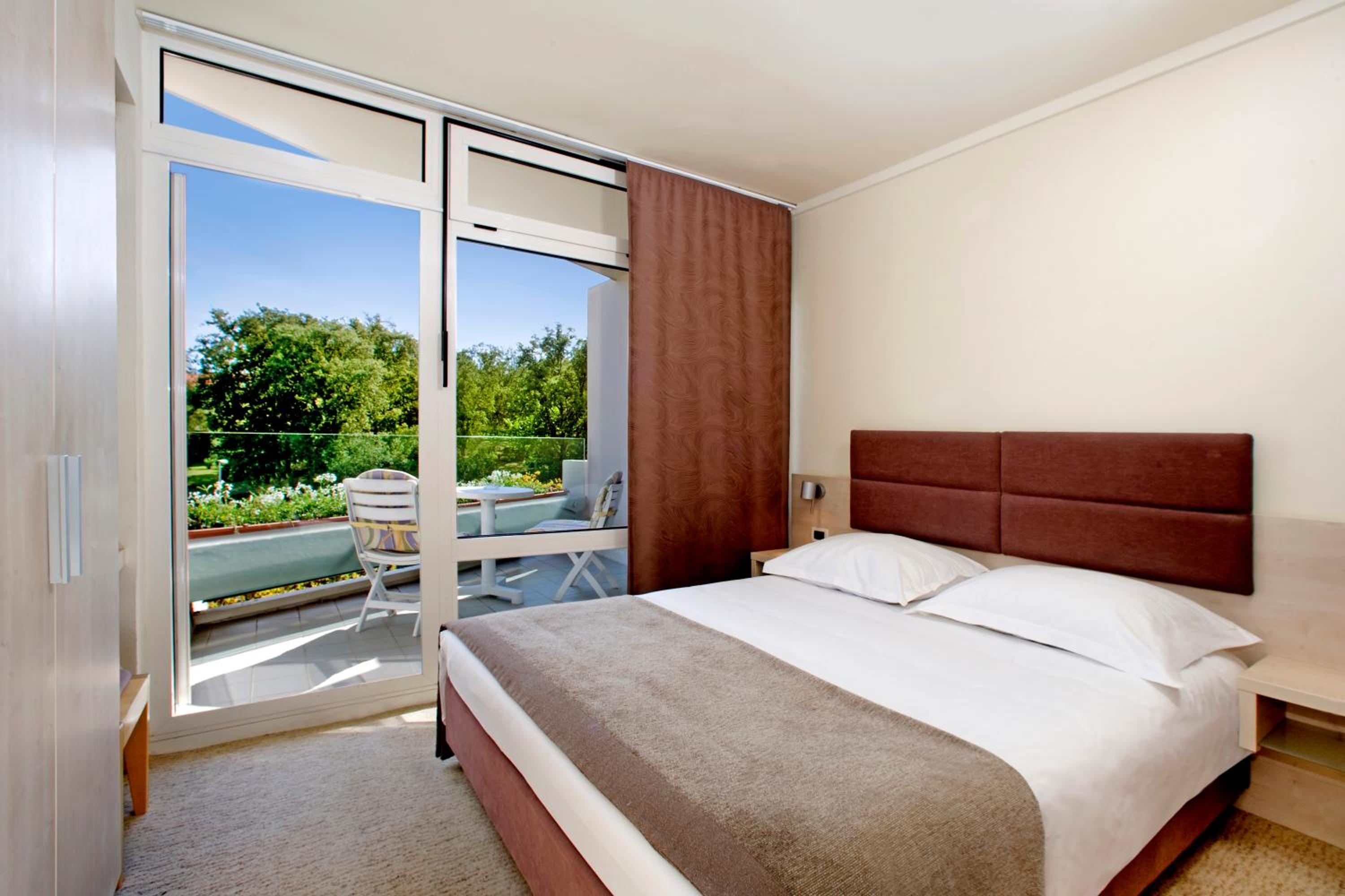 Classic Room with Balcony - Photo 4