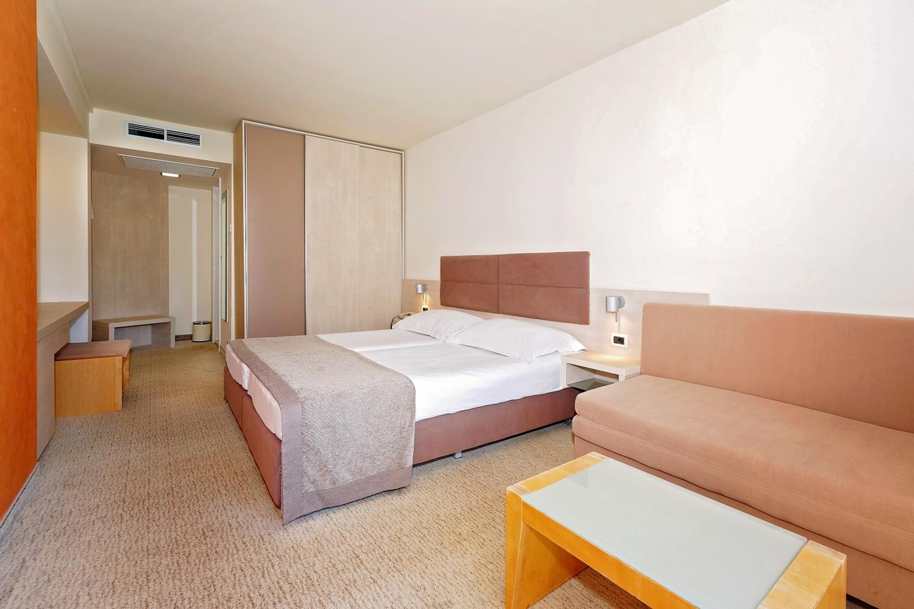Classic Room with Balcony and Sofa Bed - Park Side - Photo 8