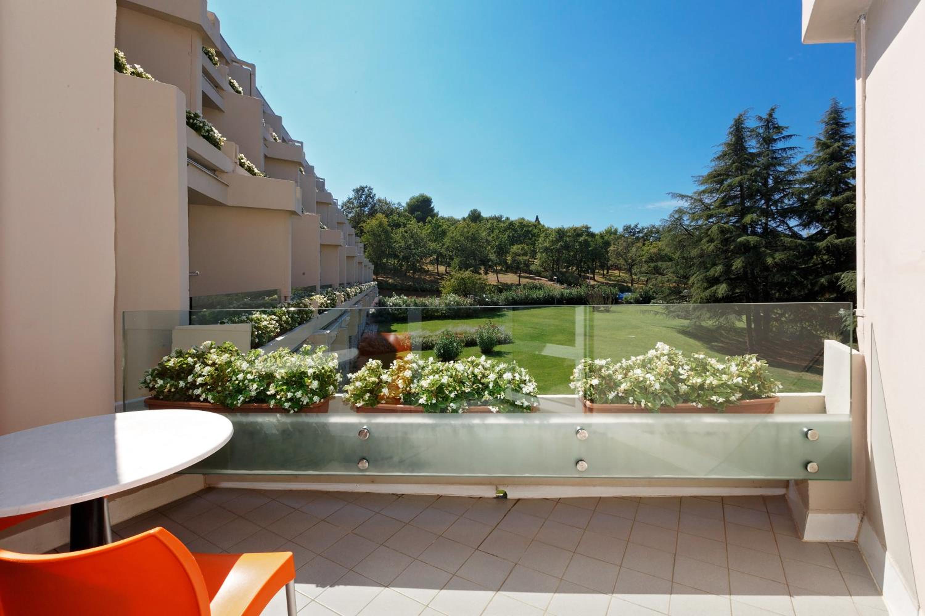 Classic Room with Balcony and Sofa Bed - Park Side - Photo 6