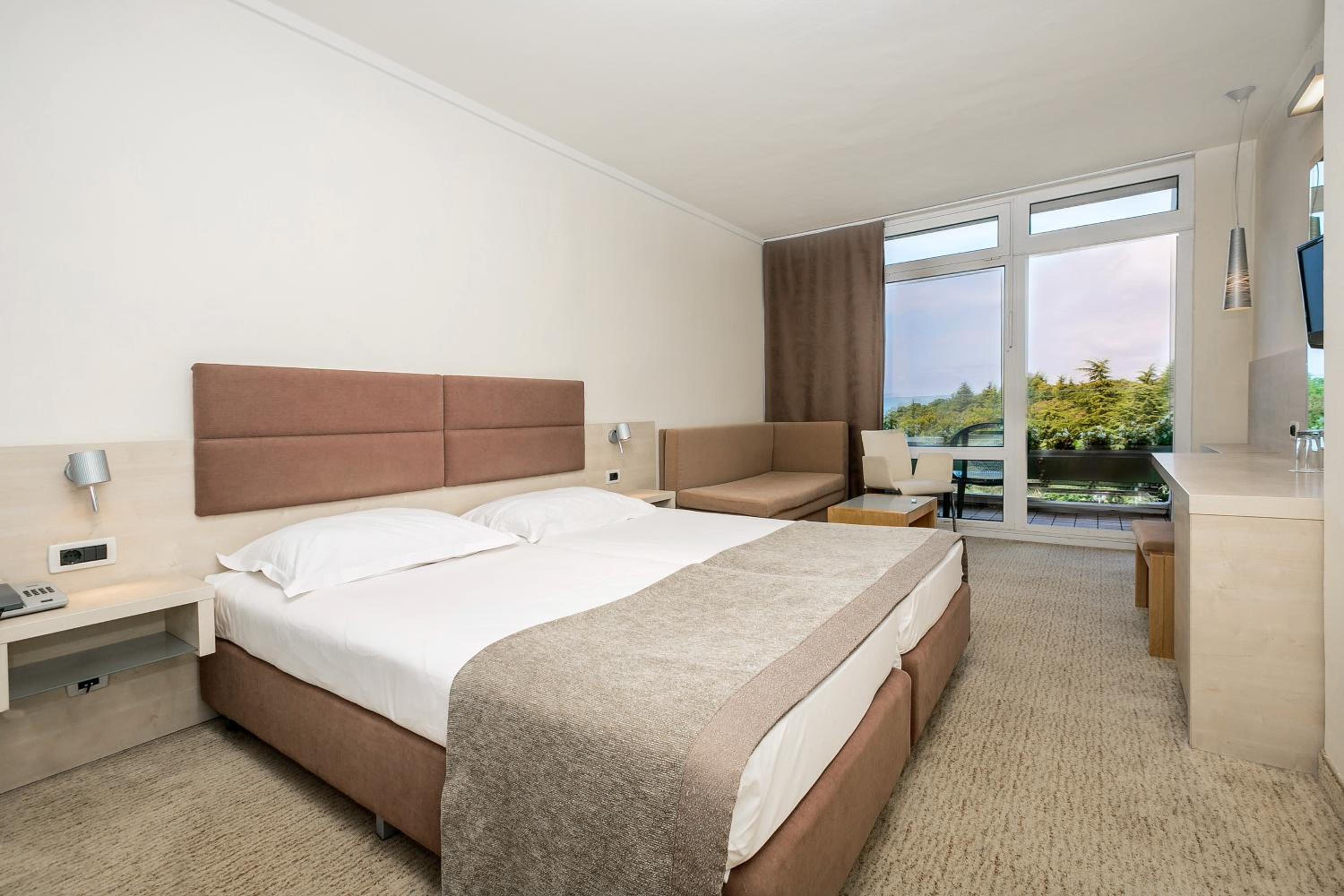 Classic Room with Balcony and Sofa Bed - Park Side - Photo 10
