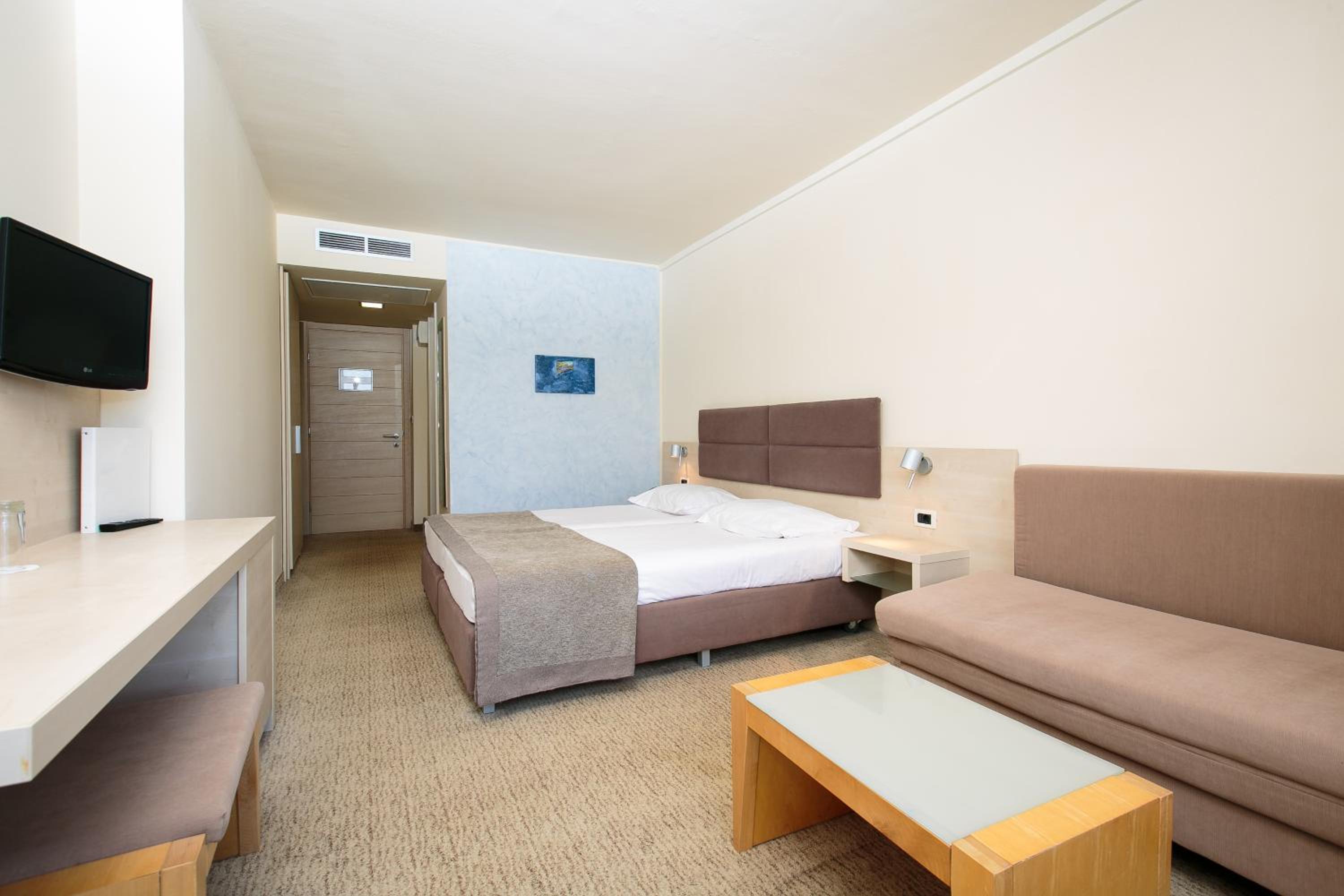 Classic Room with Balcony and Sofa Bed - Park Side - Photo 2