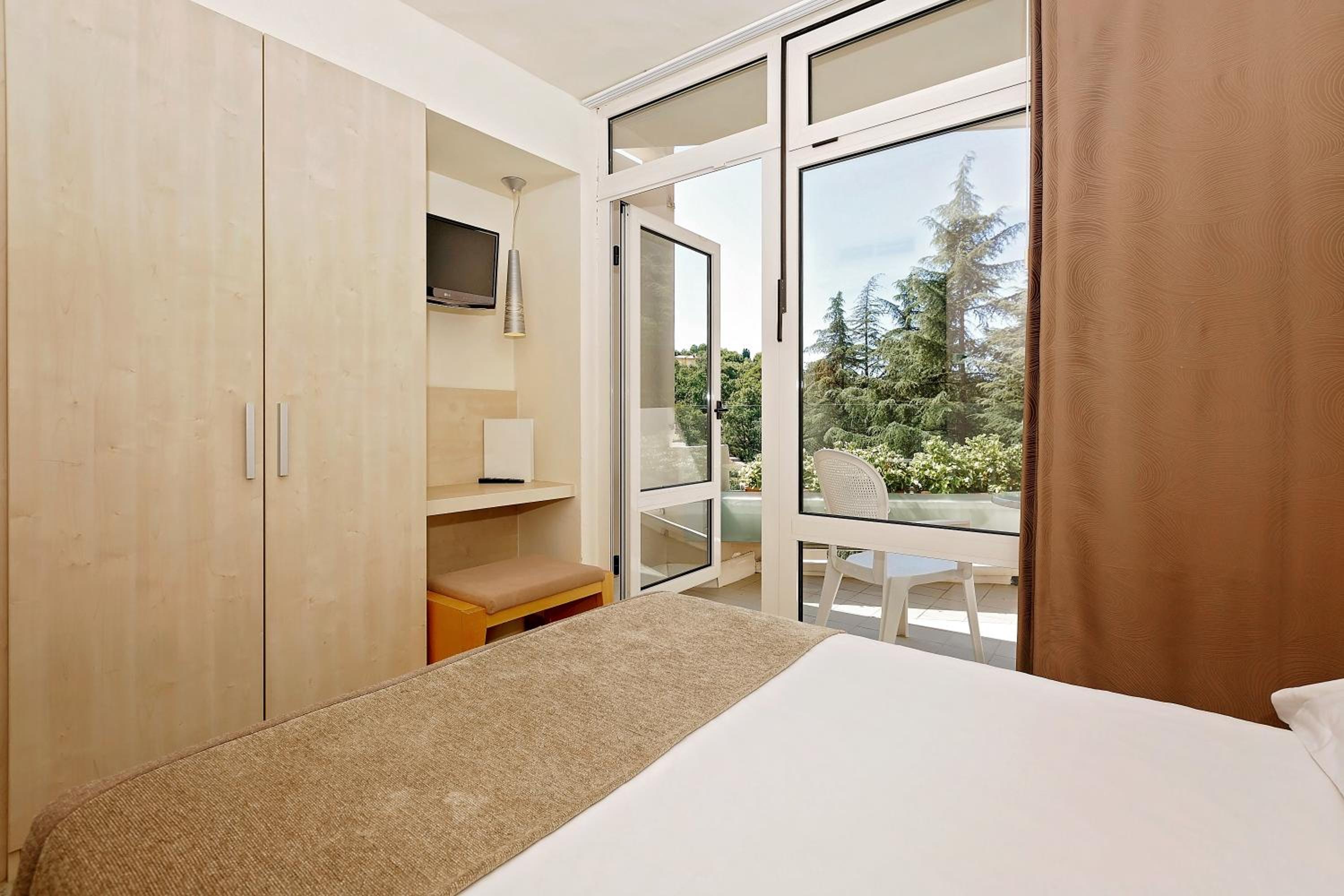 Classic Single Room with Balcony - Park Side photo 2