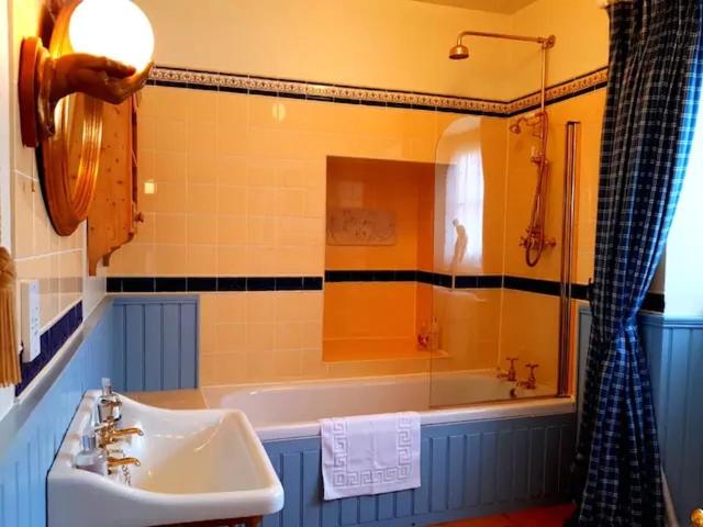 Deluxe Double Room with Bath - Photo 6