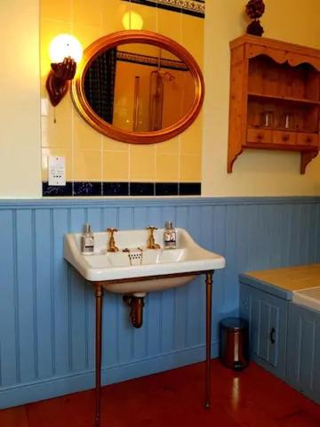 Deluxe Double Room with Bath - Photo 4