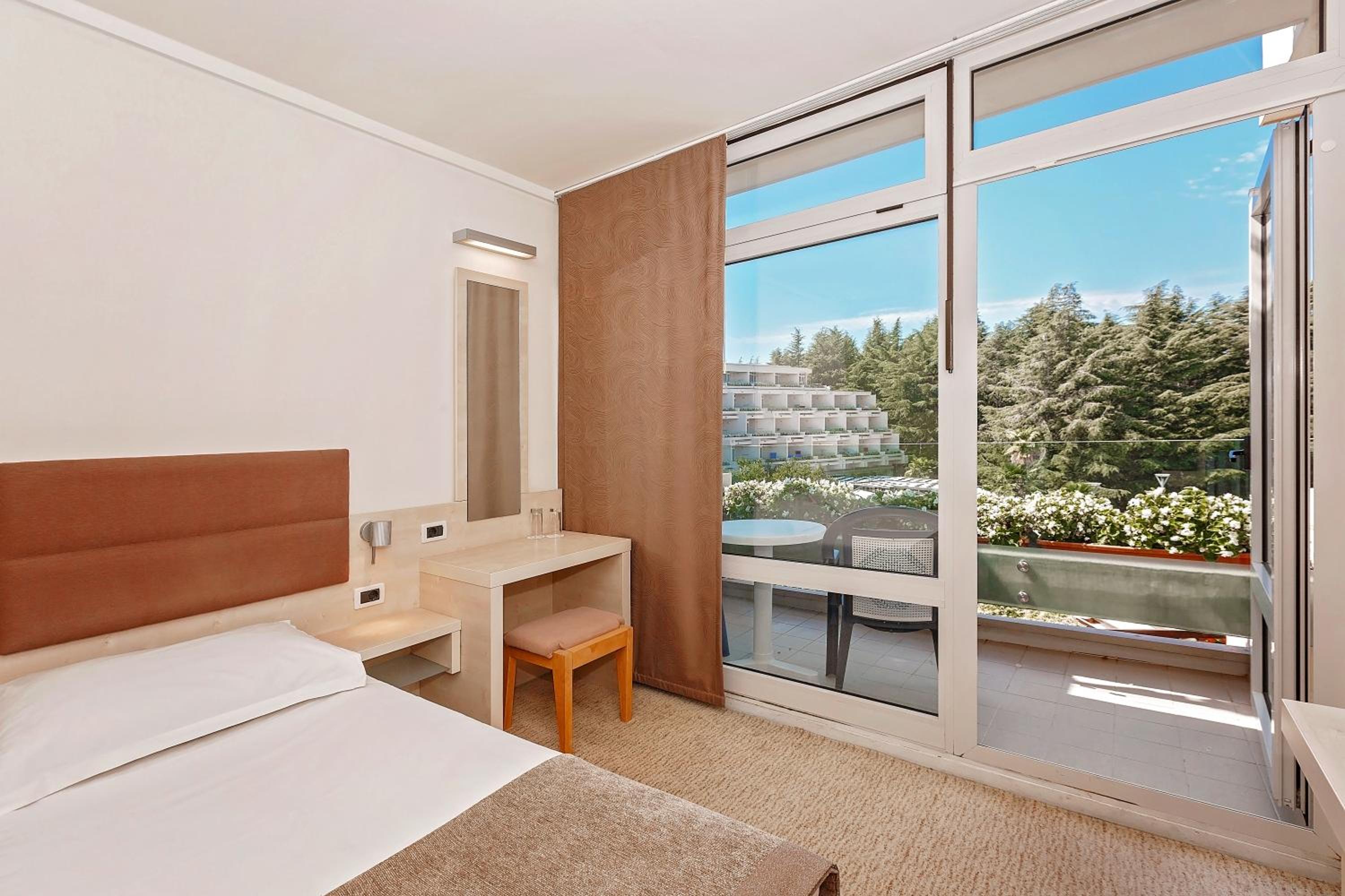 Superior Room with Balcony and Sea View - Photo 2