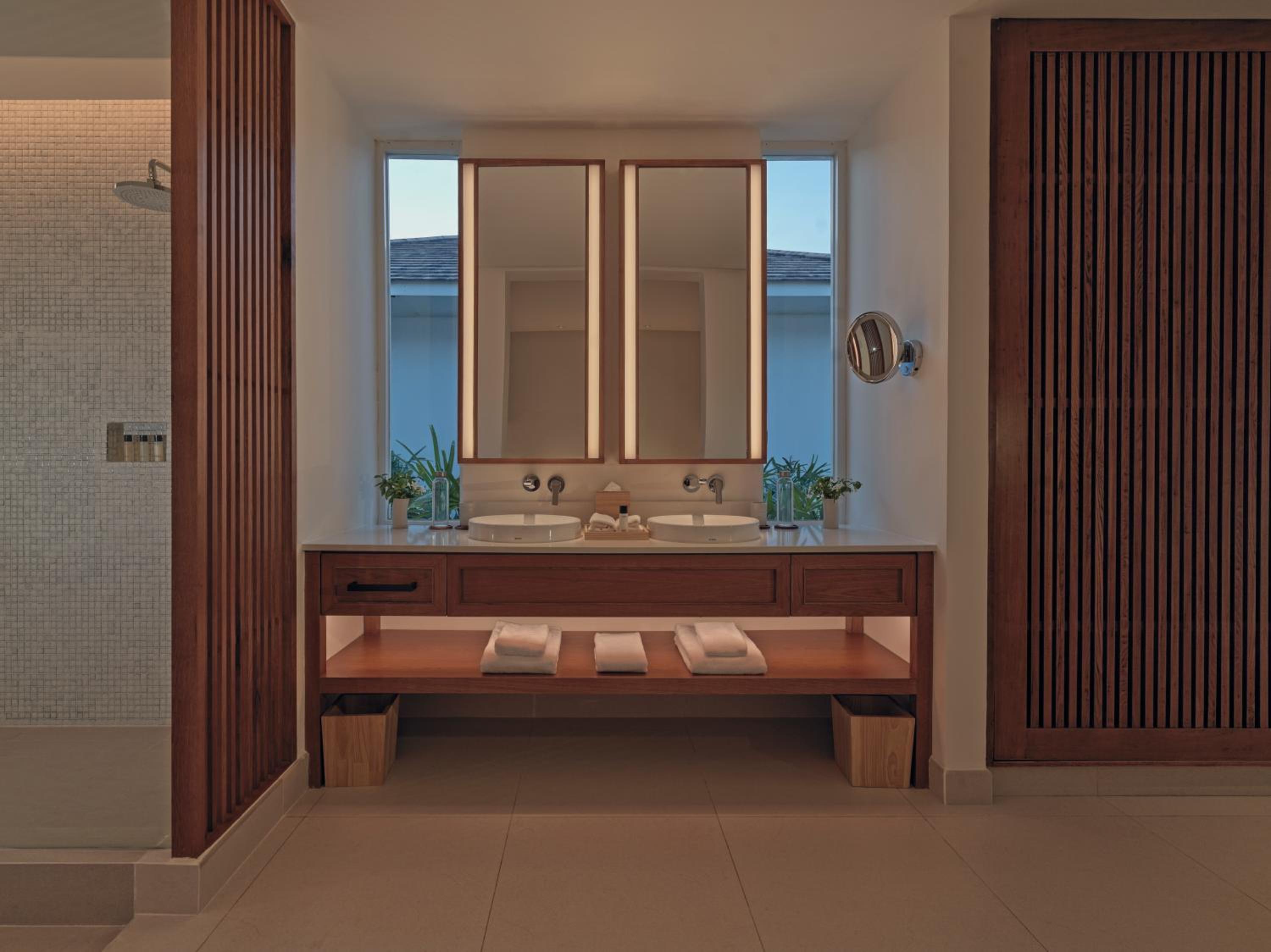 Deluxe Suite - Photo 6